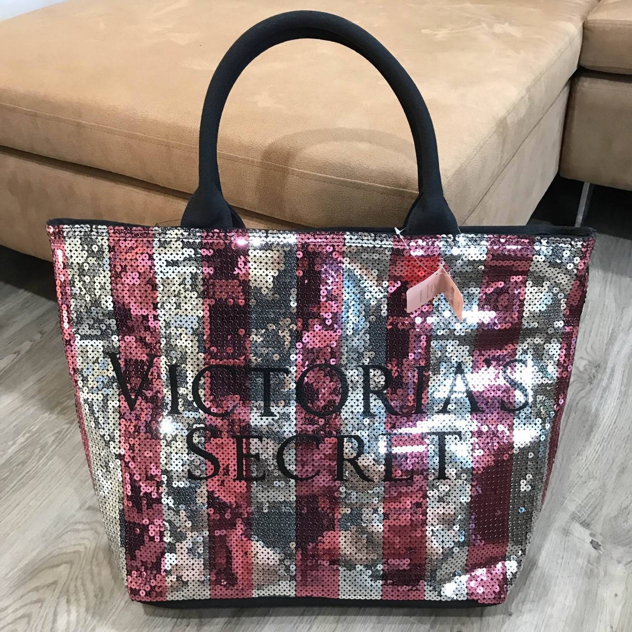 Item ที่สาวๆรอคอย Victoria's Secret Limited Edition black friday sequin tote รุ่นหายาก มาแล้วค่ะ เป็นกระเป๋าที่ด้านหน้าเป็นเกล็ดลูกปัดวิ้งเรียงสลับสี ตัดกันอย่างสวยงาม เปิดปิดด้วยซิป ภายในกว้าง จุของเยอะ ใส่เสื้อผ้า อุปกรณ์สำหรับไปเล่น fitness หรือไป