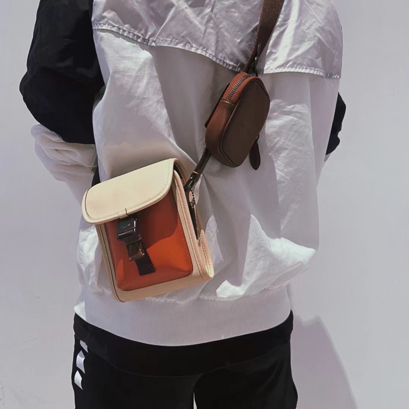 Coach C2600 Classic Logo Canvas Charter / COACH CHARTER NORTH/SOUTH CROSSBODY WITH HYBRID POUCH IN SIGNATURE CANVAS กลับมาเอาใจหนุ่มๆกันอีกครั้ง!! หล่อได้ไม่ซ้ำใคร กับไอเท็มสุดหรู กระเป๋าสะพายข้างรุ่นนี้ ดีไซน์ทรงกล่อง เรียบหรู วัสดุหนังแคนวาสสลับหนังแท้ 