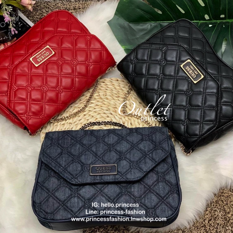 GUESS LOLLI CONVERTIBLE CROSSBODY BAG รุ่นแนะนำค่ะ!! กระเป๋าสะพายข้าง//ทบสายสะพายไหล่ได้ วัสดุหนังลายนวม ด้านหน้ามีอะไหล่โลโก้แบรนด์ เปิดปิดกระเป๋าแบบกระดุมแม่เหล็ก ภายในกว้างสามารถใส่ของจุ ใส่กระเป๋าสตางค์ใบยาวได้ค่ะ มีช่องซิปและช่องเล็กใส่ของจุกจิกน่ะค่