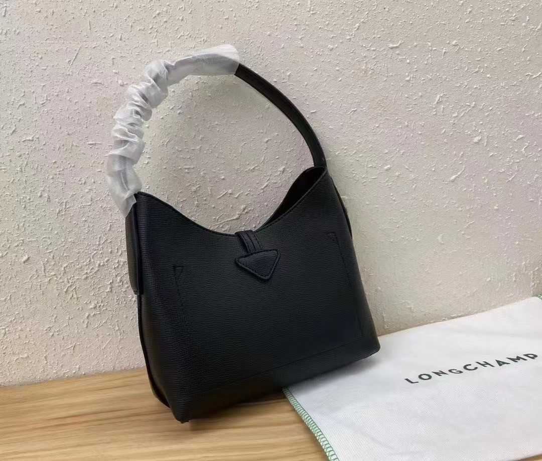 LONGCHAMP ROSEAU Hobo bag กระเป๋าสะพายไหล่ขนาดเล็ก วัสดุหนังวัว อะไหล่เงิน เป็นการผสมผสานสไตล์ที่เรียบง่าย Roseau อันเป็นสัญลักษณ์ใหม่ทั้งหมด เรียบง่าย สะดวกใช้ ประดับด้วยเข็มกลัดไม้ไผ่อันเป็นสัญลักษณ์ของแบรนด์ เรียบหรู แต่ดูดี ในแบบฉบับของ Longchamp ห้าม