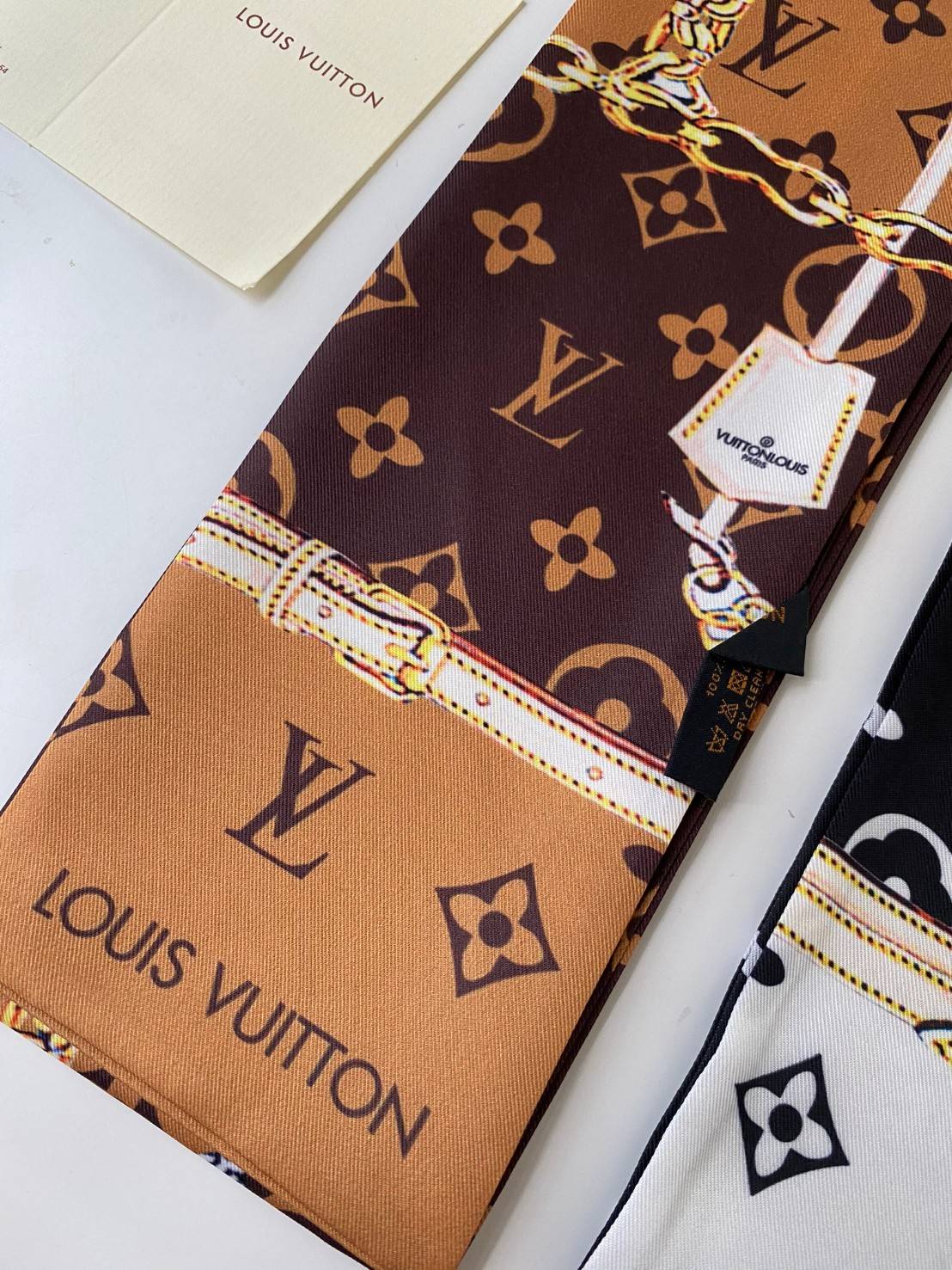 พรีเมี่ยมกิ๊ฟแท้ 100% 】พร้อมส่งที่ไทยที่นี่ที่เดียว CHANEL & LOUIS VUITTON TWILLY SCARF SILK ใช้งานได้อเนกประสงค์ หลากหลายตามไอเดีย