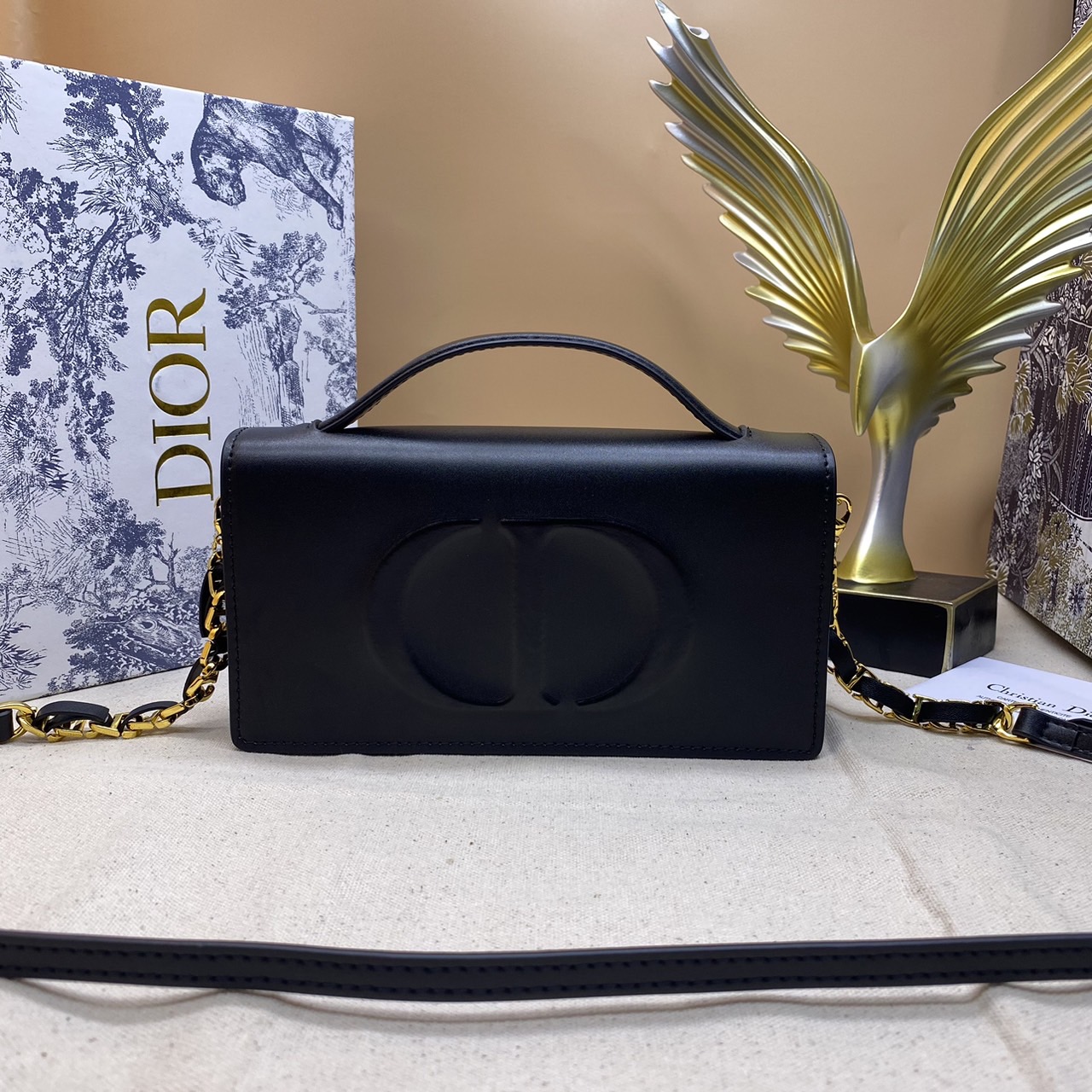 CD SIGNATURE MINI BAG Black Calfskin with Embossed / DIOR Clutch Bag พร้อมส่ง กระเป๋าสะพายทรงคลัท New for Winter 2023 คอลผู้ดี สวยหรู โดดเด่น ราคาสุดคุ้มพร้อมอุปกรณ์ครบ ไม่อยากให้พลาดน้า