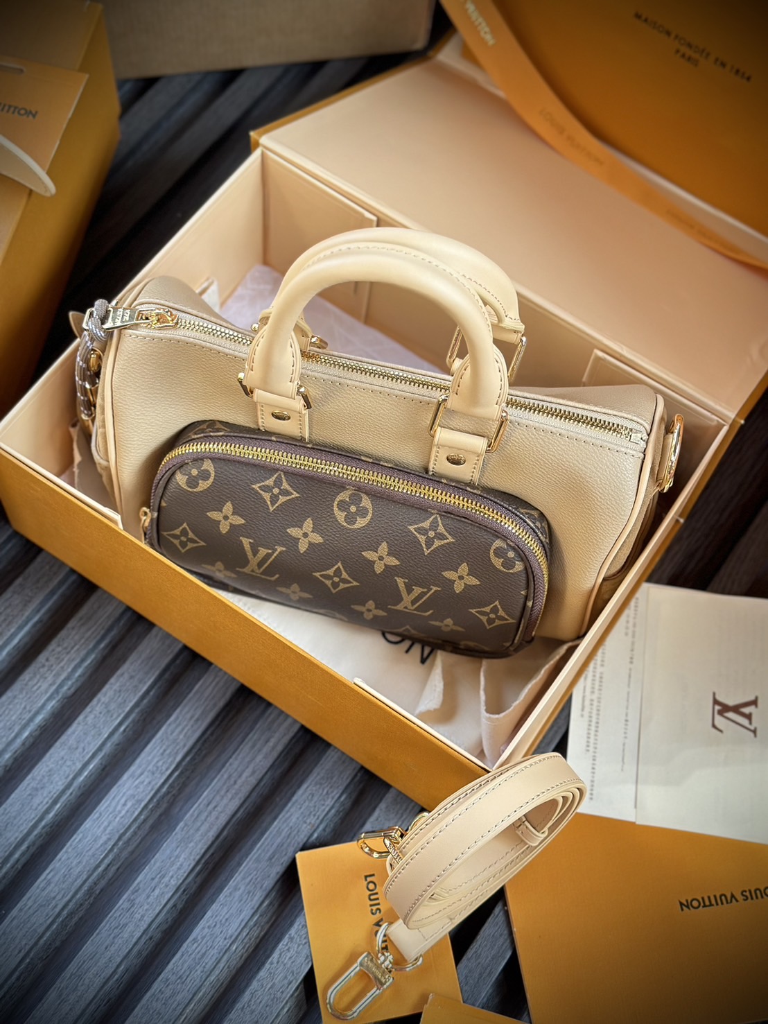 LV Keepall Bandoulière 25 Bag กระเป๋าสะพายคีฟออลดีไซส์ใหม่ ด้านข้างปั้มแบรนด์หนังกลับสวยโดดเด่น สีเบจสวยละมุนลงตัว ภายในโล่งกว้าง มีช่องย่อยด้านหน้าสะดวกใช้งาน