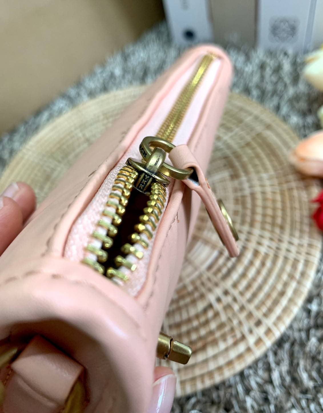 COACH SWINGER 20 WITH QUILTING ((C3490)) พร้อมส่งที่ไทย ออกใหม่ล่าสุดค่ะ! กระเป๋าหิ้วหรือคล้องไหล่ ใบขนาดกระทัดรัด หนัง Nappa แบบนวมล่าสุดค่ะ! เปิดปิดกระเป๋าแบบหมุนล็อค ภายในสามารถใส่มือถือได้;กระเป๋าเงินใบสั้นได้;พาสปอร์ตได้;พร้อมช่องเสียบบัตรได้อีกสามช่