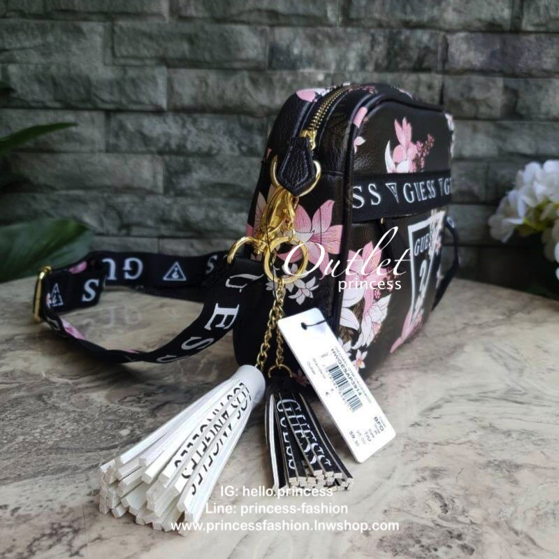 GUESS Factory Women's Gesabel Gym Crossbody กระเป๋าสะพายทรงน่ารัก จาก GUESS วัสดุหนัง pu หนังนิ่มสวย ตั้งอยู่ทรงขนาดกำลังดี น้ำหนักเบา ด้านหน้าปั้มโลโก้แบรนด์ อะไหล่ทอง เปิดปิดด้วยซิปสะดวกใช้ ด้านหน้ามีช่องซิป 1 ช่องใช้งานได้จริง ภาในมีช่องซิป และช่อ