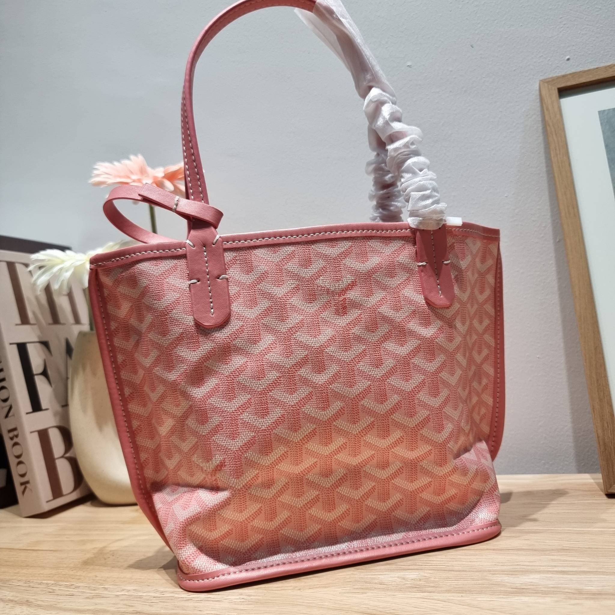 GOYARD MINI ANJOU REVERSIBLE TOTE ฮอตไอเท็ม กับกระเป๋าสะพายทรงโท้ท ไซส์มินิ กะทัดรัดมาก มาครบสีขายดี เลิศทุกสี รูปทรงคลาสสิค ดีไซน์เป็นเอกลักษณ์ ใช้งานได้หลากหลาย สามารถกลับด้านใช้ได้แบบไม่มีเบื่อ
