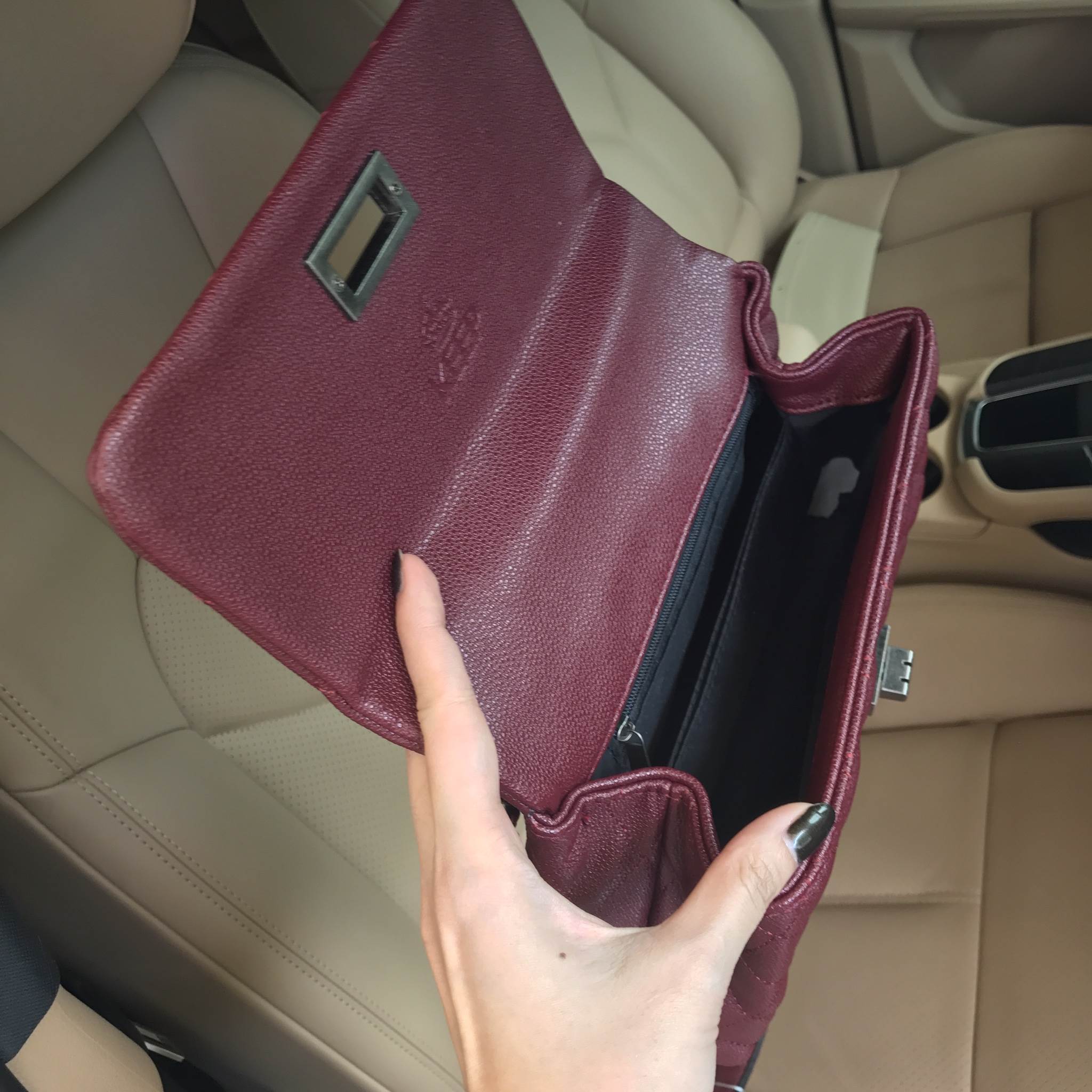 สินค้าเข้าใหม่ งานขายดี 🛍ทางร้าน ได้กระเป๋า จากแบรนด์ KEEP ทรงสวย หรู มากๆ เลยน๊า กระเป๋าอยู่ทรง หนังลายคาเวียร์ นิ่มมากคะ สายโซ่สีดำรมควัน มีที่รองไหล่ สะพายสบายคะ สายปรับ ขนาดกะลังดีคะ ใบจริงสวยมาก เข้ากับชุดได้ง่ายมากๆ ถือหรือสะพายได้2แบบเลยค่า