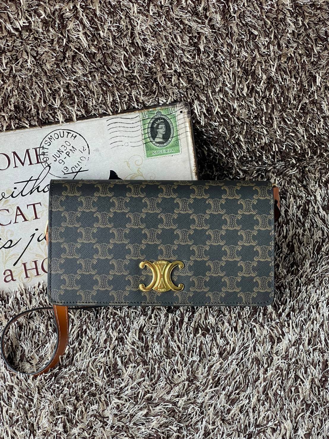 CELINE TRAPEZE TRIOMPHE BAG ดีไซน์เรียบหรู Timeless โดดเด่นมีเอกลักษณ์ ใช้ได้หลายโอกาส แมทช์กับการแต่งตัวง่าย จึงครองใจสาว ๆ ได้ไม่ยาก โดยเป็นกระเป๋าสะพายไหล่ที่อัดแน่นด้วยกลิ่นอายความคลาสสิกและหรูหราตามแบบฉบับของ Celine ด้านหน้าตกแต่งด้วยโลโก้สีทองโดดเด่