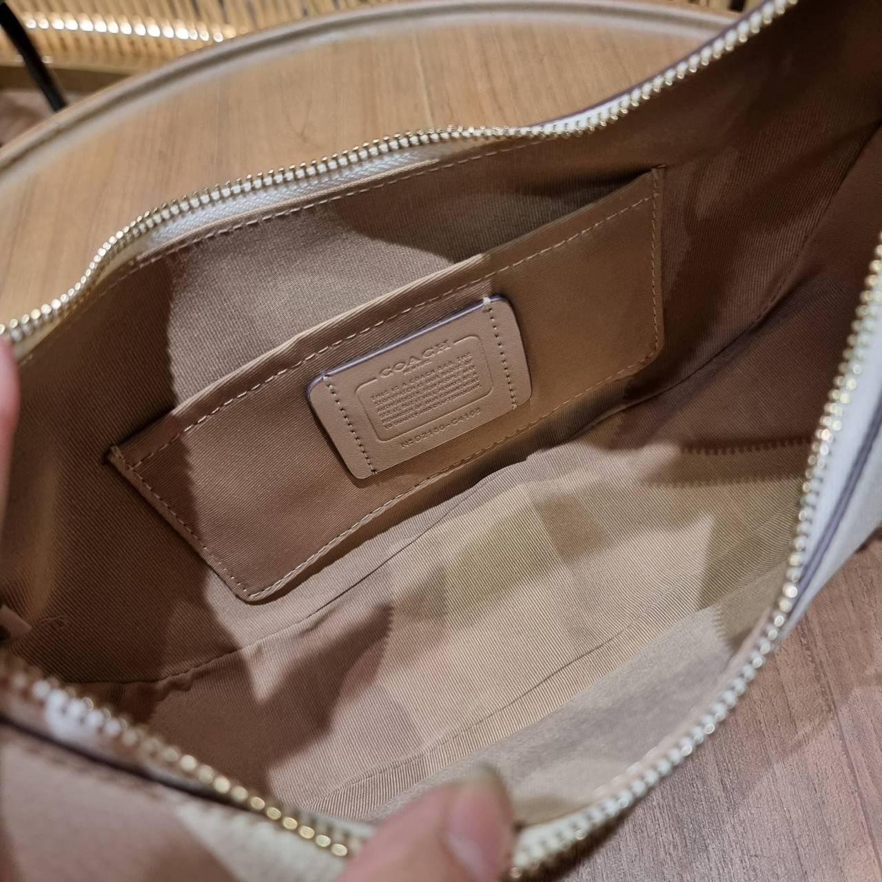 COACH C4108 BAILEY HOBO WITH WHIPSTITCH BEST SELLER ต้องมา!! กระเป๋าทรงโฮโบ ดีไซน์หรูหรา แมชท์ง่ายกับทุกไลฟ์สไตล์ วัสดุหนัง pepble หนังนิ่มสวย เปิด-ปิดด้วยซิปรูดใช้งานง่าย ภายในโล่งกว้าง สายคล้องสะพายไหล่ มีดีเทลน่ารักน่าใช้ ใช้งานสะดวกและง่ายต่อการใช้ชีว