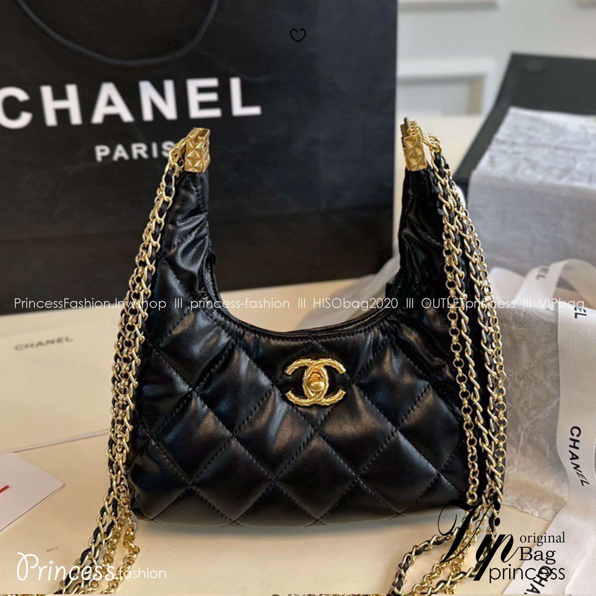 CHANEL Mini Hobo Bag น่ารักแบบตะโกนมาจ้าแม่ กระเป๋ามินิทรงโฮโบ บอกเลยว่าใบนี้สวยและโดดเด่นมาก ด้วยสายโซ่สีทองอร่ามมาแบบมัดรวม เพิ่มกิมมิกแบบถือด้วยตัวล็อกปิดอะไหล่สีทอง จะถือก็ Cute จะสพายก็ปัง เอาอยู่เลยค่า สาวๆ ห้ามพลาดเชียวน้าา