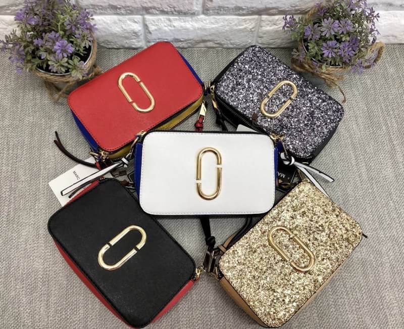 MACR JACOBS NEW YORK 2 ZIP กระเป๋าสะพายข้างหรือ crossbody ได้ค่ะ มาพร้อมสายสะพายมา 2 สาย ถอด และปรับระดับ ได้ทั้ง 2 สาย สลับใช้ไม่จำเจ ด้านหน้าตประดับ logo สวยหรู มี 2 ช่องซิปใส่ของ ภายในจุได้พอประมาณ มีช่องซิป และช่องเล็กใส่ของจุกจิก ที่จับซิปเป็นพวงหนัง