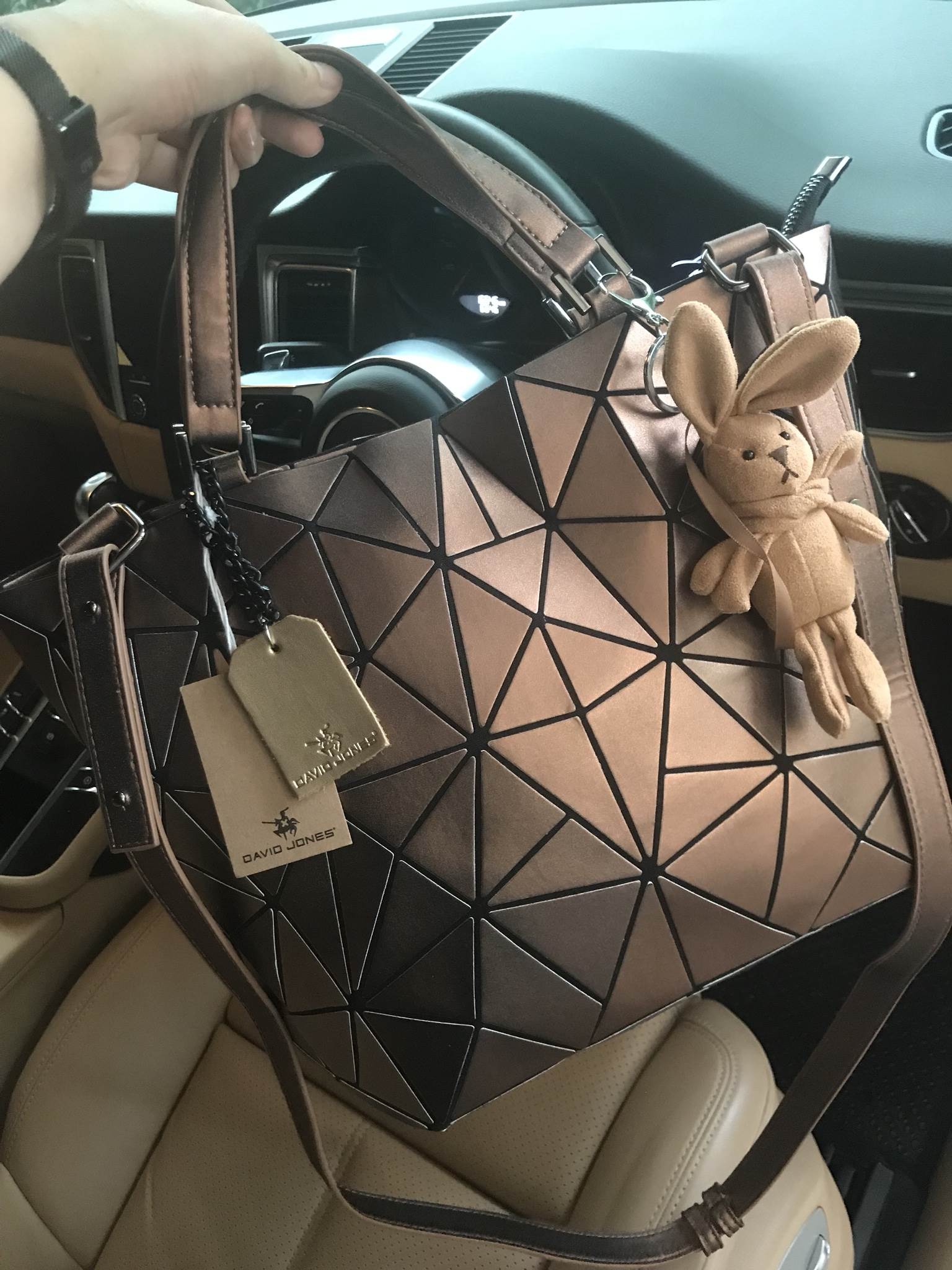 🎄New Collection 2 สีมาใหม่ รุ่นขายดีมาก !!! ลาย Limited edition หายาก 👍ปรับทรงได้ 2 แบบ น่ารักมาก มาพร้อมกระต่ายเข้า set เลิศคะ กระเป๋า จากแบรนด์ David Jones กระเป๋าสะพายข้างดีไซน์เกร๋มาก สีสวยหรูมาก ขนาดกะลังดีเลย น้ำหนังเบามากคะ ภายในมีช