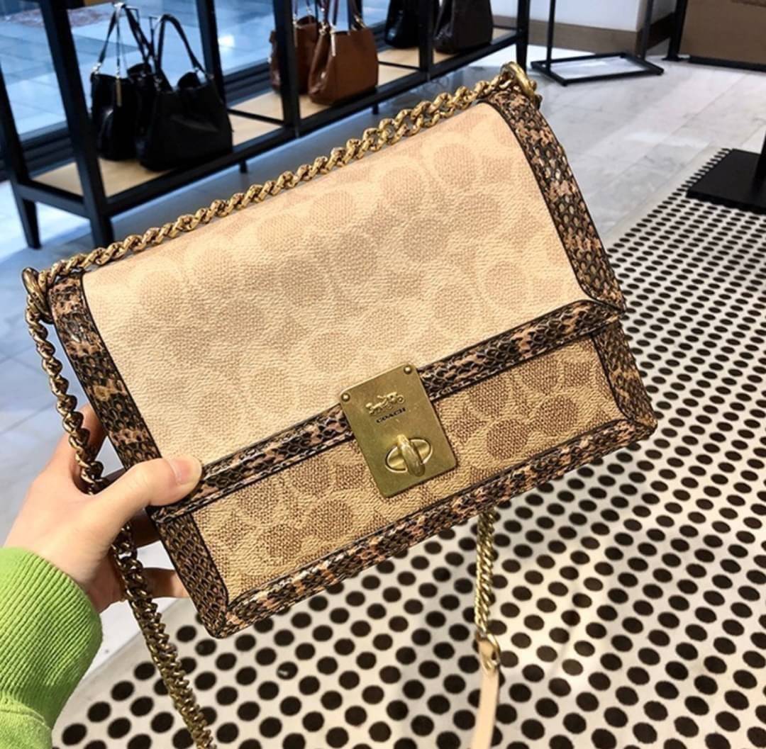 COACH HUTTON SHOULDER BAG IN SIGNATURE CANVAS sold out ไปกันทั่วหน้าในหลายประเทศ กับกระเป๋าสะพายที่สุดของความหรู ดีไซน์คลาสสิควินเทจ ลูกเล่นสีแทนสนิมตัดกับอะไหล่สีทองเหลืองดูย้อนยุคและหรูหรา วัสดุหนังแคนวาสสลับหนังแท้ สายสะพายโซ่สลับหนัง ปรับสะพายได้ 2 แบ