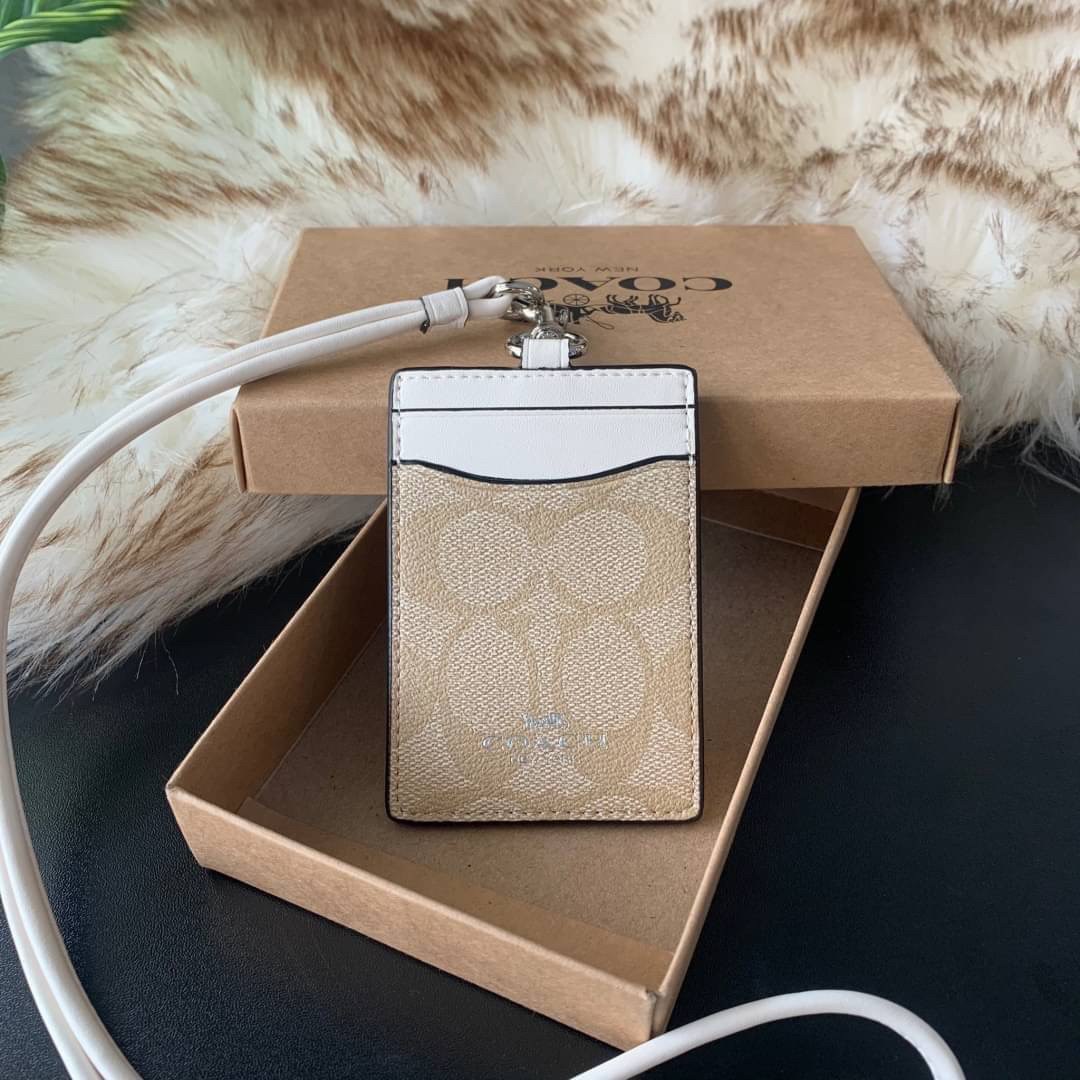COACH F63274 ID LANYARD IN SIGNATURE COATED CANVAS กระเป๋าใส่บัตรคล้องคอ ลาย C ทั้งใบ ด้านหน้าตกแต่งชื่อแบรนด์ สวยมากกก ใส่บัตรพนักงาน และบัตรต่างๆ มาพร้อมสายคล้องคอ สายถอดออกได้ ตัวกระเป๋ามี 3 ช่องค่ะ