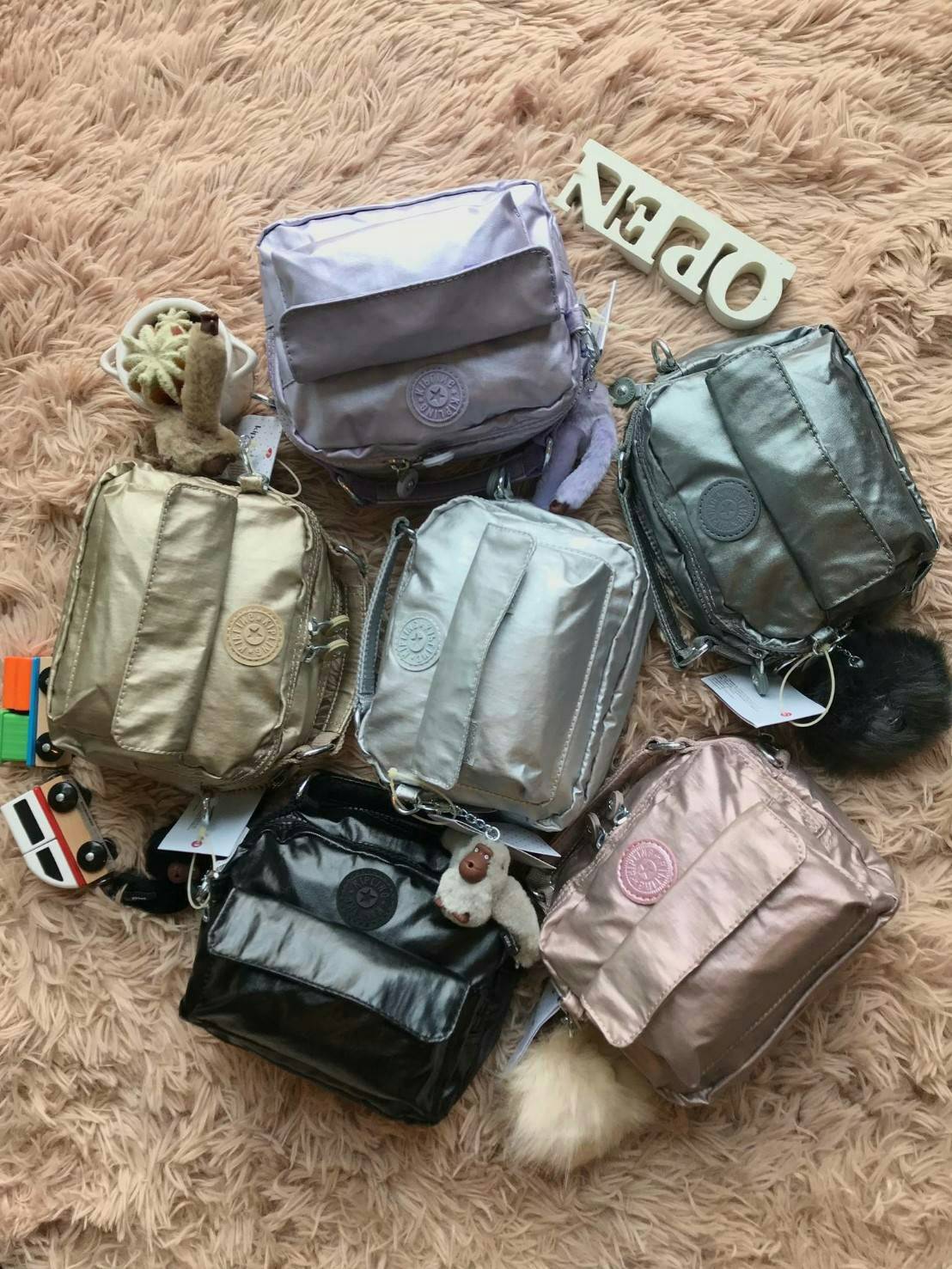 💕 Kipling Messenger Bag กระเป๋าสะพายทรงเหลี่ยมรุ่นใหม่!!ขนาดมินิ สามารถสะพายสายคู่ สายเดี่ยวและเป้ มีหลายช่องใช้งาน ด้านหน้าเป็นช่องเล็กใส่ของจุกจิก ซิปคู่ด้านหน้าภายในมีช่องเล็กแยกเป็นสัดส่วน ซิปเดี่ยวด้านหลังกว้างเพิ่มช่องใส่ของได้อีก1ช่อง ขนาดก