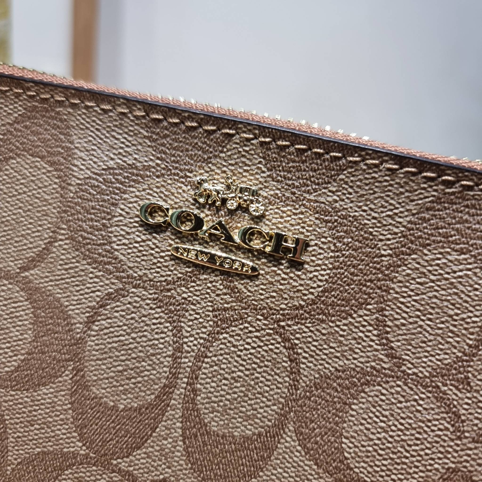 COACH TOP HANDLE POUCH F58321 พร้อมส่ง 9 สี กระเป๋าทรงพอช ยอดฮิต ยกขึ้นแท่น ด้วยดีไซน์ที่ออกมาให้ใช้งานได้ง่าย ขนาดกำลังเหมาะ