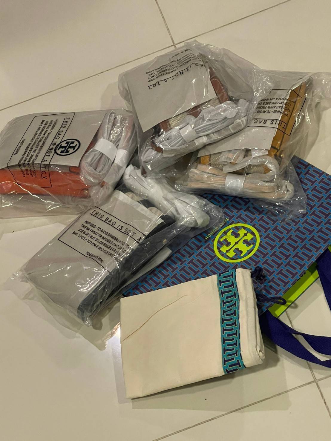 ของแท้ 💯% Tory Burch Miller Leather & Canvas Crossbody Phone Case ขึ้นชื่อว่ากระเป๋าสำหรับใส่มือถือหรือของจุกจิกต่างๆ โดยให้เหมาะกับการใช้งานนั้นมีไม่มาก คอลเลคชั่นนี้ออกมาเพื่อเอาใจสาวๆโดยเฉพาะ สีสันสุภาพ