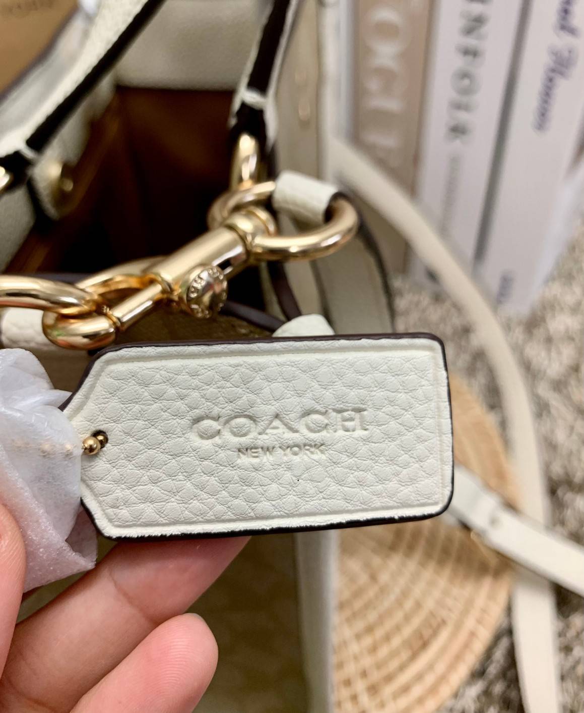 น่าใช้มากๆ สวยเกินราคาไปเลยจร้าา😘 COACH FIELD TOTE 22 SMALL BAG ((C5122)) พร้อมส่งความสวยที่ไทยค่ะ! กระเป๋าหิ้วหรือสะพายข้างได้ หนังแท้นิ่ม ใบจริงสวยมากๆเลยค่ะ ปากกระเป๋าแบบกระดุมแม่เหล็ก ภายในกว้างใส่ของจำเป็นของสาวๆได้เยอะเลย มีช่องซิปและช่องเล็