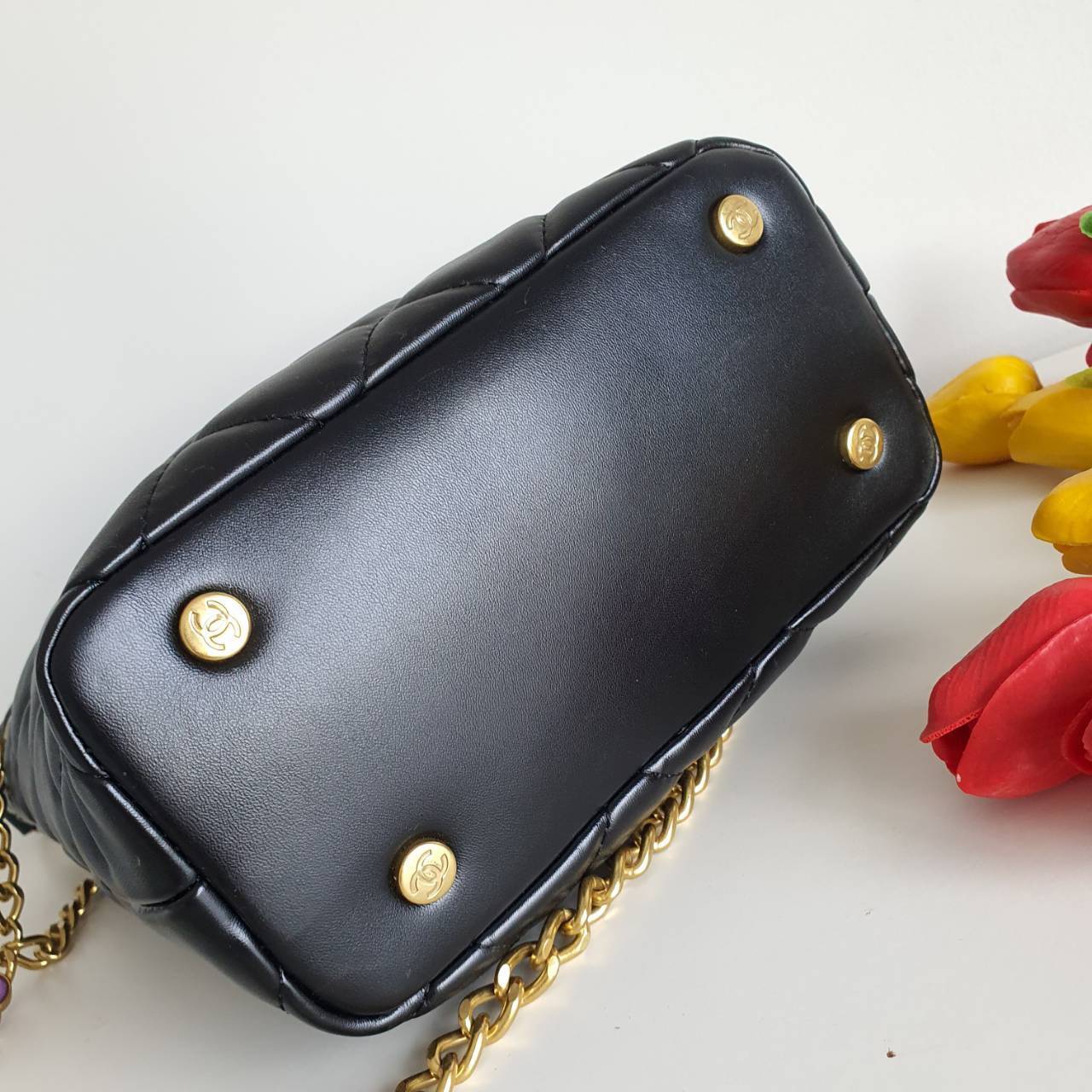 กระเป๋าทรงขนมจีบหรู จากงาน CHANEL VIP GIFT(GIFT WITH PURCHASE) จากเคาเตอร์ต่างประเทศ จากแบรนด์ CHANEL ลายหนังเรียบเงา อะไหล่ทองเข้มวินเทจ ด้านหน้าประดับโลโก้แบรนด์สีทอง เปิดปิดด้วยหนังคาดกระดุมแม่เหล็ก มาพร้อมช่องซิปอีกหนึ่งช่อง มาพร้อมสายโซ่ยาวประดับกิมม