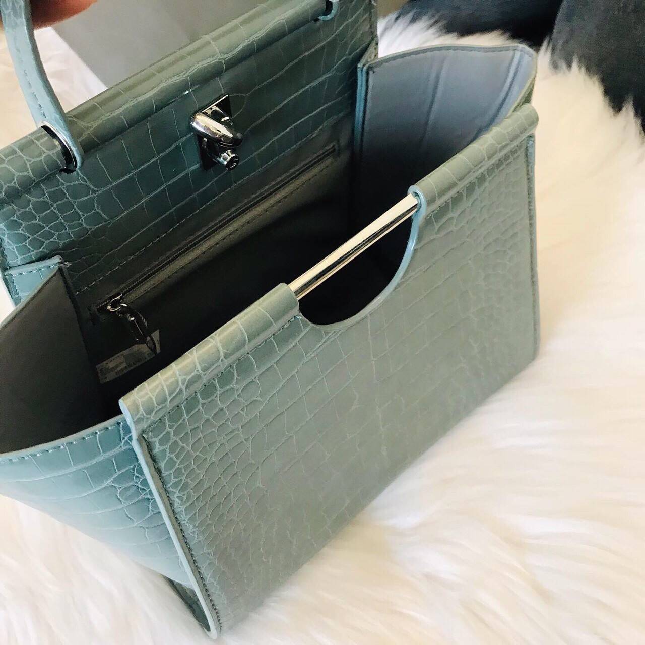 New arrival!! CHARLES & KEITH CROC-EFFECT TRAPEZE BAG กระเป๋าสะพายรุ่นใหม่ล่าสุด วัสดุหนังเรียบเงาสวย นิ่ม น้ำหนักเบา อะไหล่เงิน เปิดปิดกระเป๋าแบบกดล็อก ด้านในโล่งกว้างมีช่องซิปสำหรับใส่ของ ใส่กระเป๋าสตางค์ใบยาว Iphone+ได้ทุกรุ่น มาพร้อมสายสะพายยาวถอด-ปรั