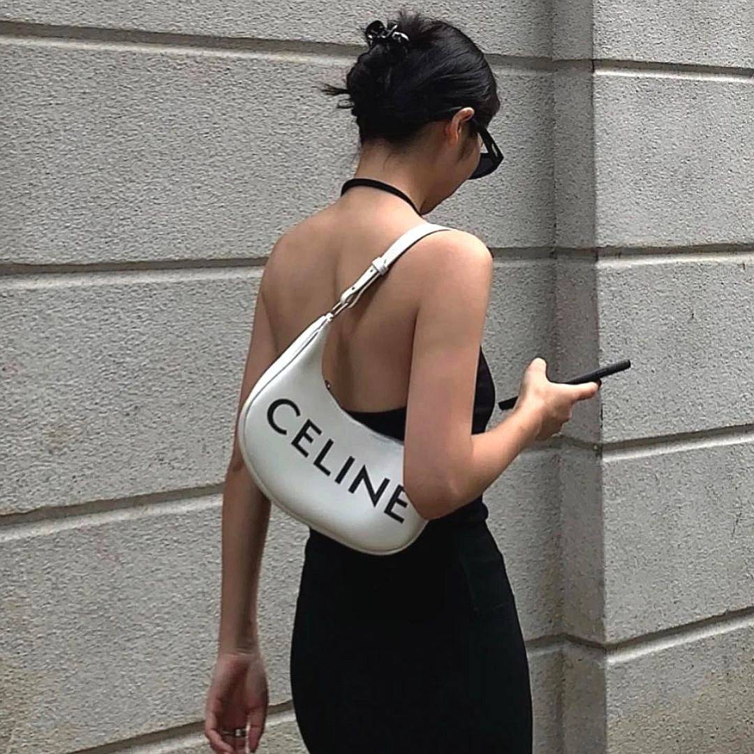 CELINE SHOULDER BAG VIP GIFT WITH PURCHASE (GWP) พรีเมี่ยมกิ๊ฟ Limited Edition จาก CELINE HAUTEPARFUME DUTYFREE COUNTER ดีไซน์ยอดนิยมหนังนิ่มสวยอยู่ทรงเปิดปิดด้วยซิปอะไหล่เงิน ภายในโล่งกว้างมีช่องเล็กสามารถใส่มือถือกระเป๋าสตางค์ใบยาวของใช้ได้จุ หูหิ้วหนัง