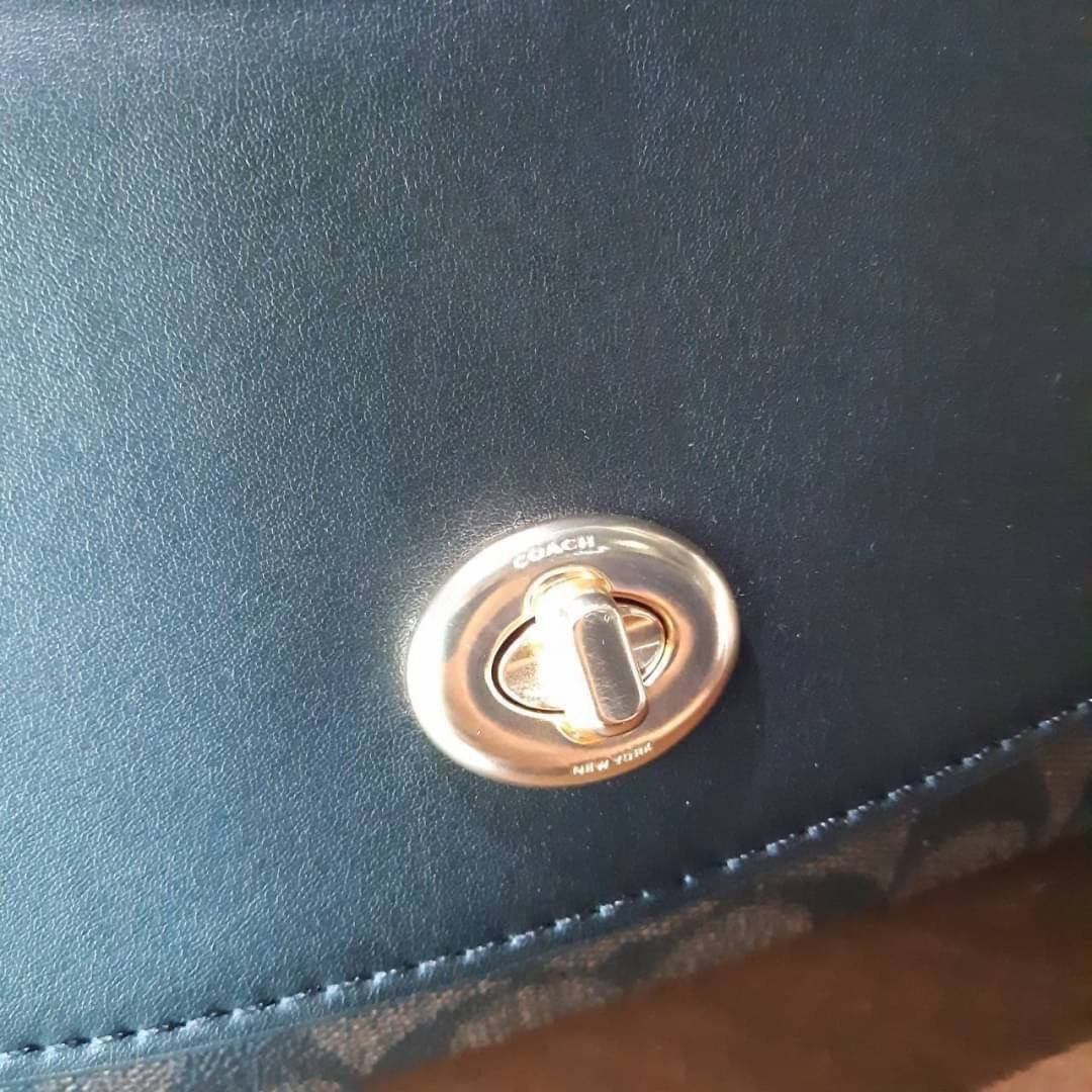 COACH TILLY SATCHEL 23 IN SIGNATURE CANVAS ((C1802//C1439/C1435)) กระเป๋า crossbody สวยหรู ขนาดใหม่ พร้อมสีมาใหม่!! ดีไซน์ย้อนยุค วัสดุหนังแคนวาสเคลือบลายสลับหนังแท้ มาพร้อมหูจับในตัว และสาย crossbody ปรับได้ตามตัว เปิด-ปิดด้วยตัวบิดล็อค ภายในโล่ง บุกำมะห