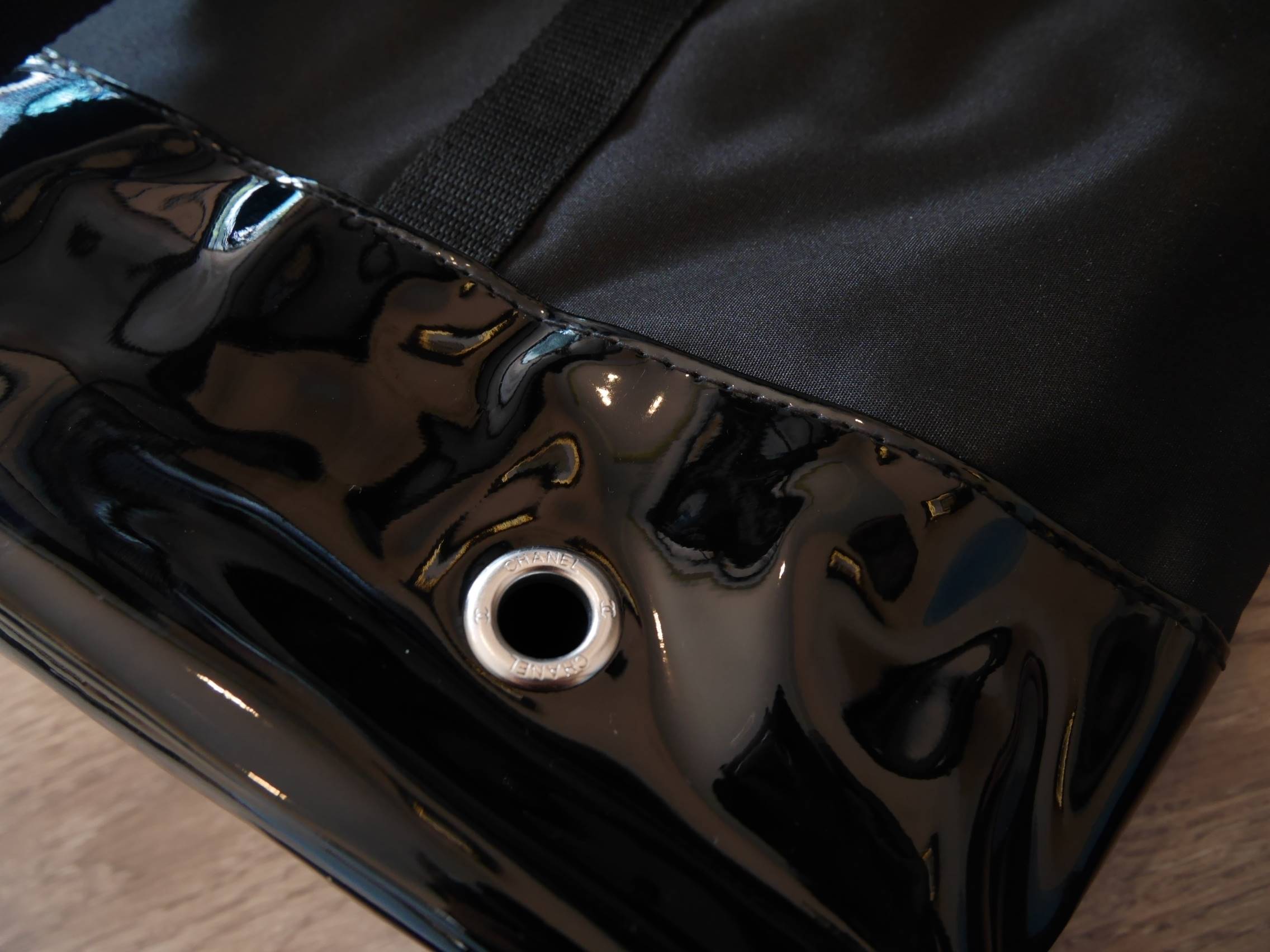 New! กระเป๋าใบใหญ่ทรง Tote จากแบรนด์ Chanel VIP gift Bag ของแท้ 100% ทำจากผ้าหนา Polyester ฐานล่างกระเป๋าทำจากหนังแก้วผิวมันเงา สวยหรู สกรีนโลโก้ชาแนลหน้าหลัง หัวซิปปั้มโลโก้ ด้านในเป็นช่องกว้าง และมีอีกหนึ่งช่องเก็บของ รุ่นนี้สะพายไหล่ สวยมาก น้ำหนักเบา 