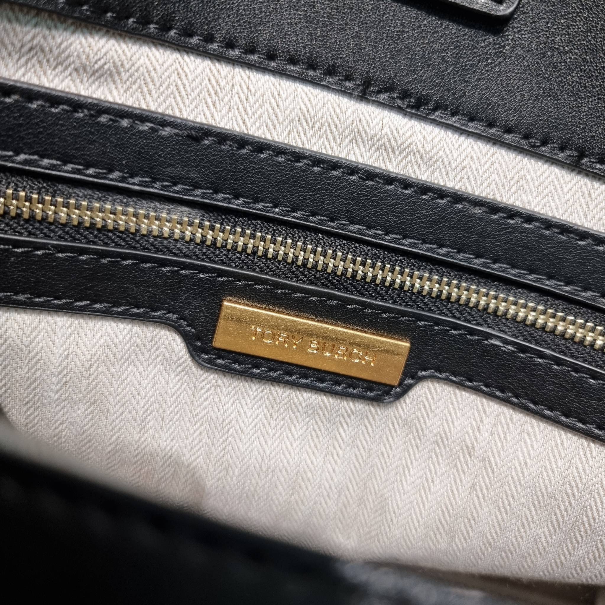 TORY BURCH ECO ELLA TOTE BAG / TORY TOTE BAG พร้อมส่ง 3 สี กระเป๋าสะพายทรงโท้ท ขนาดกำลังสวย จุของได้เต็มที่ รูปทรงคลาสสิคชวนใช้ โดดเด่นด้วย patch โลโก้ คอลเลคชั่นน้องใหม่ ส่งมาให้สาวๆได้ใจฟูอีกหนึ่งไอเท็ม