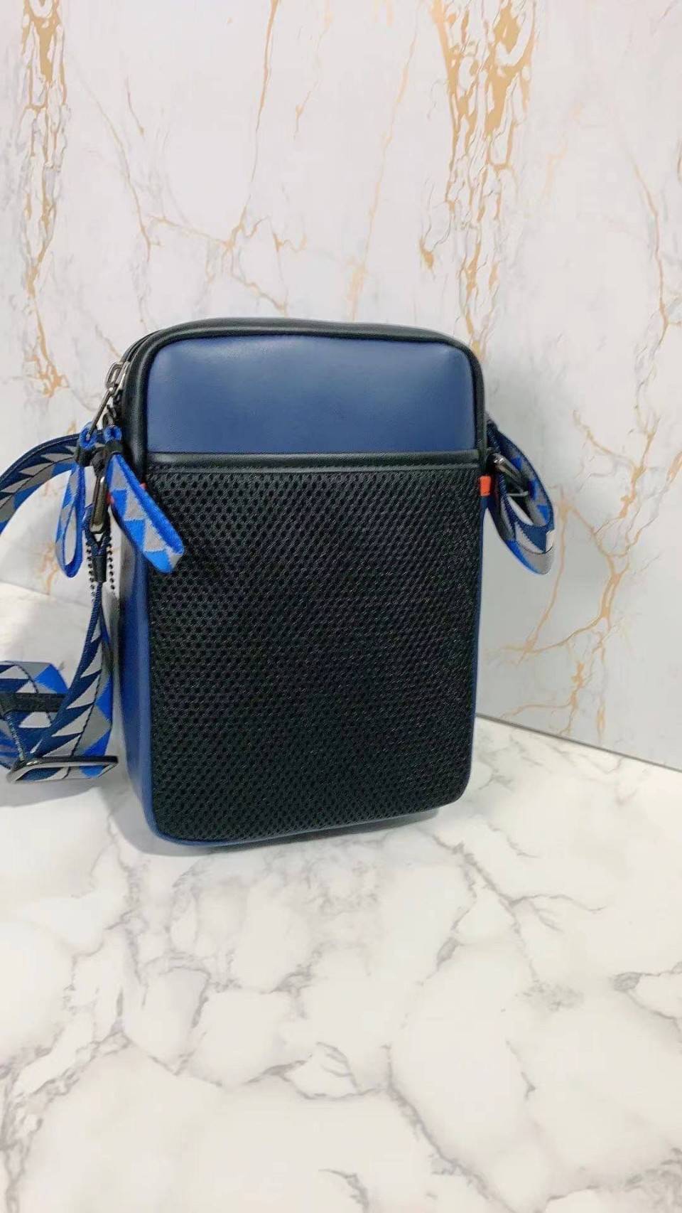 COACH NORTH/SOUTH EDGE CROSSBODY (COACH 5626) IN SIGNATURE CANVAS (COACH 6788) กระเป๋าสะพายผู้ชาย กระเป๋าสะพายรุ่นใหม่ ชนช็อป (!!)รุ่นหายาก สี COBALT MULTI วัสดุทำจาก หนังลูกวัวแท้ เนื้อเรียบ พิมพ์ลาย ขนาดกำลังดี