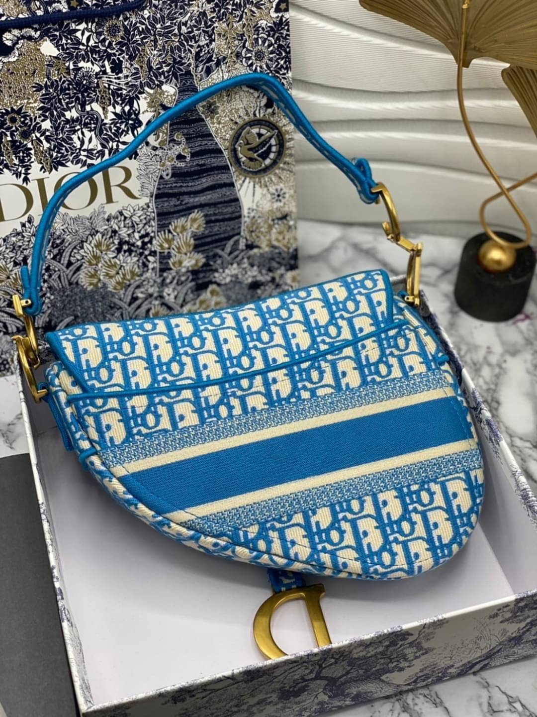 หนังแท้ DIOR SADDLE BAG Toile de Jouy Embroidery กระเป๋ารุ่นยอดนิยมตามแบบฉบับแบรนด์ พร้อมส่งที่ไทย เกรดออริจินอลหนังแท้ ภาพสินค้าถ่ายจากงานขายจริง ใช้งานต่างประเทศได้ค่ะ