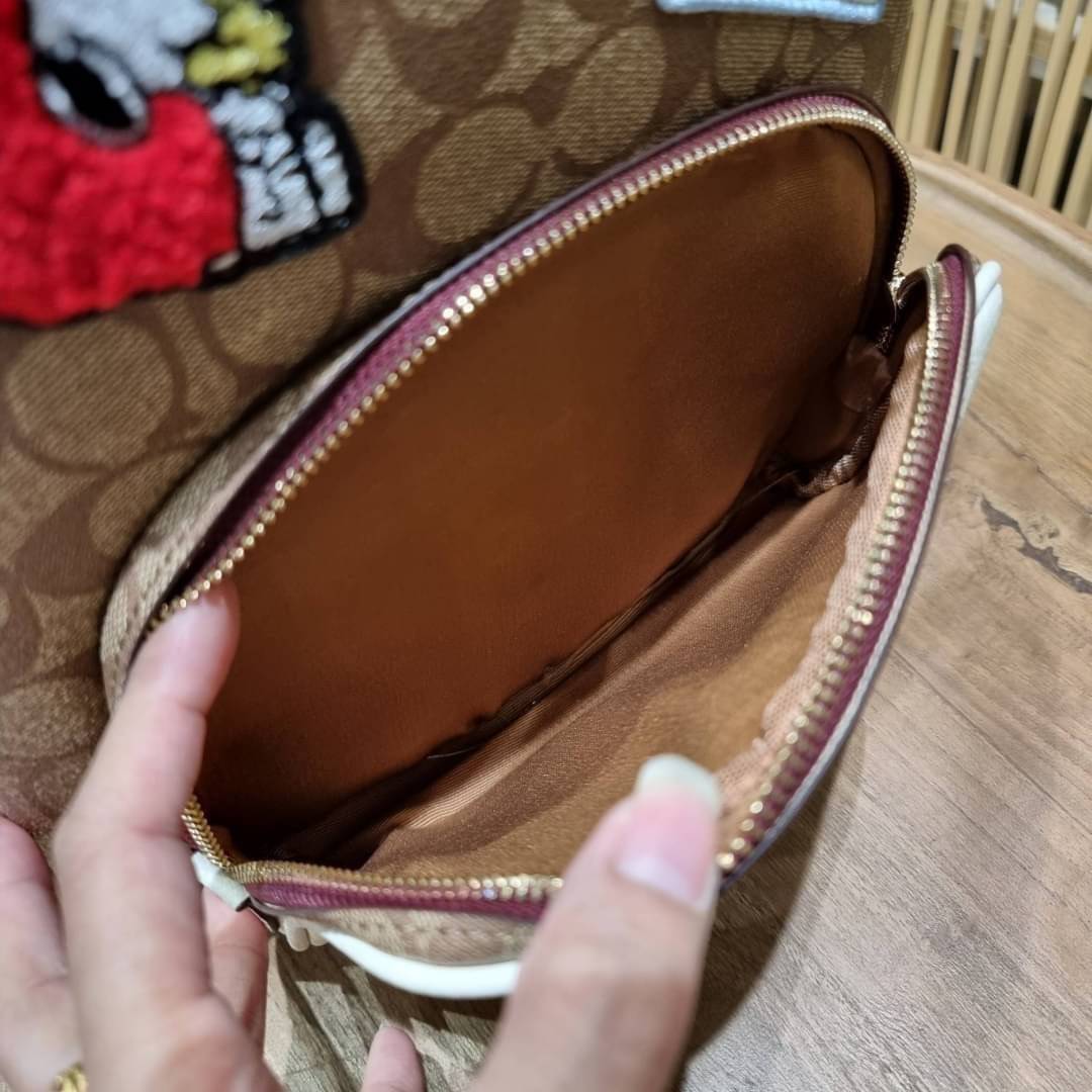 COACH C4115 COACHxPEANUTS COURT BACKPACK IN SIGNATURE CANVAS WITH VARSITY PATCHES แรงดีไม่มีตก กับคอลเลคชั่นที่ใครๆก็หลงรัก กระเป๋าเป้ทรงสวย ดีไซน์ตกแต่งลายสนูปพี โดดเด่นกว่าใคร วัสดุหนังแคนวาสสลับหนัง pepble ลงตัวที่สุด เป็นไอเท็มที่น่ารักและแฝงความหรูเล