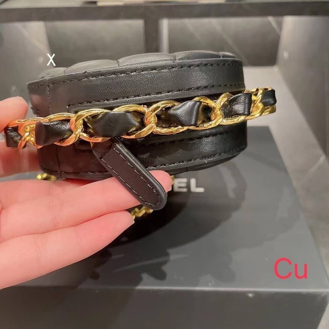 Chanel Round Clutch On Chain / CHANEL Mini Round Bag กระเป๋ามินิใบเล็กน่ารัก โดดเด่นด้วยรูปทรงกลมสุดชิค ตอบโจทย์และครองใจสาวๆ ได้อย่างแท้จริง