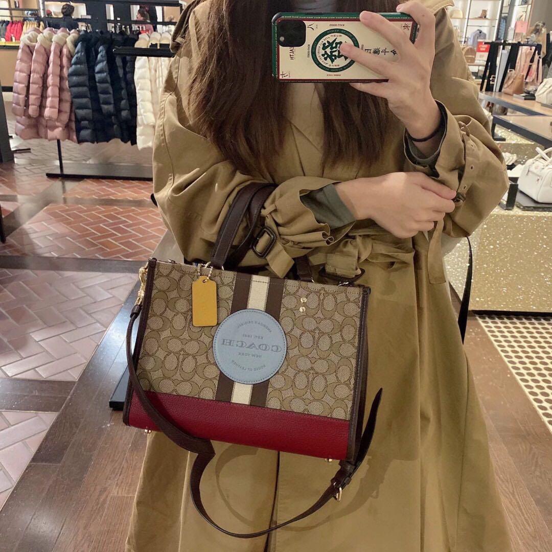 พร้อมส่ง 4ลาย 🌈ไม่มีในช๊อปไทยจร้าา😘 COACH DEMPSEY CARRYALL IN SIGNATURE JACQUARD WITH STRIPE AND COACH PATCH (C2826,C1527,C4113) พร้อมส่งความสวย! คุณภาพจัดเต็มค่ะ กระเป๋าทรงTote วัสดุ Jackquard+หนังแท้ ได้ลงตัวสวยงาม ด้านหน้ามีโลโก้แบรนด์ว