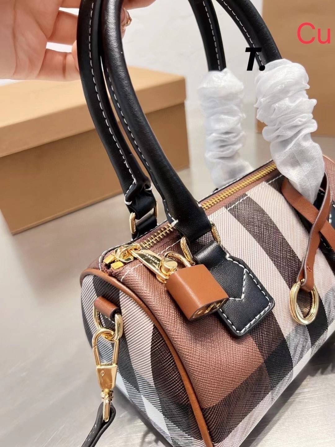 Burberry Small Check Bowling Bag / Burberry Coated fabric boston bag / BURBERRY FRAGRANCES VINTAGE BOWLING BAG กระเป๋าสะพายใบเล็กน่ารัก ลายวินเทจ โทนสีใช้งานง่าย Vintage Signature สวยหรูสุดคลาสสิค ภายในโล่งกว้าง สามารถใส่มือถือ กระเป๋าสตางค์ ของจุกจิกได้ 