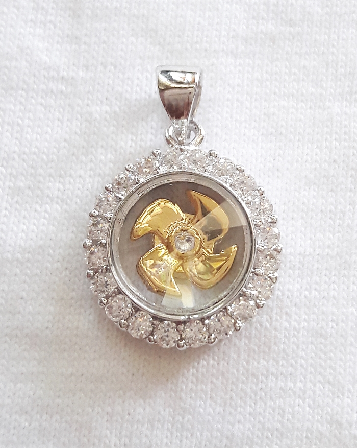 สินค้าหมดค่ะ จี้กังหัน4ใบสีเงินล้อมเพชรเสริมดวงพร้อมกล่องกำมะหยี่ค่ะ