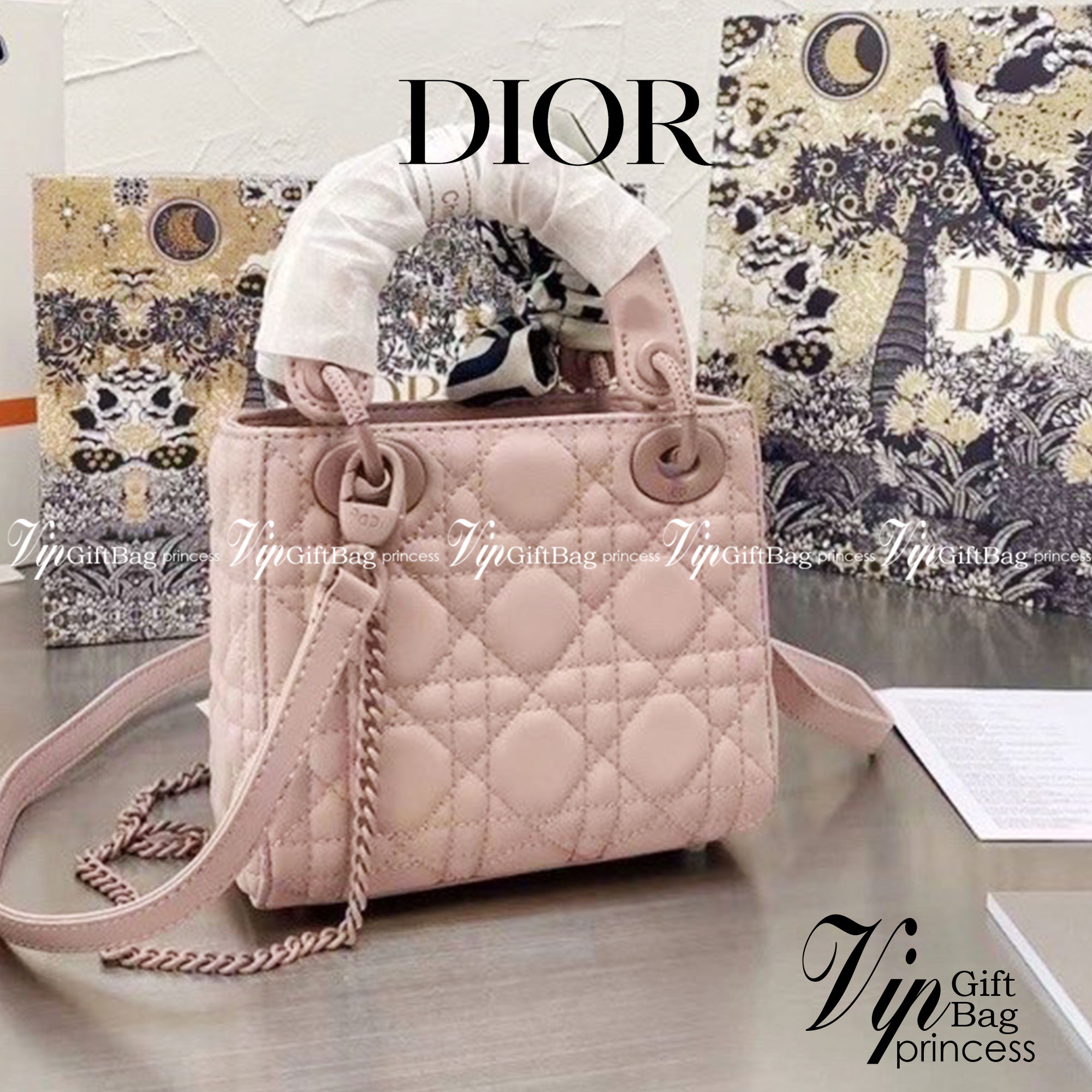 DIOR CD LADY BAG / Christian Dior Lady Dior Ultra-Matte Bag พร้อมส่ง 5 โทนสีพาสเทลหวานๆ น่ารักละมุน ตัวห้อยโลโก้โทนสีเดียวกระเป๋า น่ารักมากค่ะ ดีไซน์เรียบง่าย แต่แฝงไปด้วยความหรูหรา ทรงกล่องคลาสสิค วัสดุหนังแท้ มีหูจับในตัวและสายครอสบอดี้สุดเลิศ มาพร้อมสา