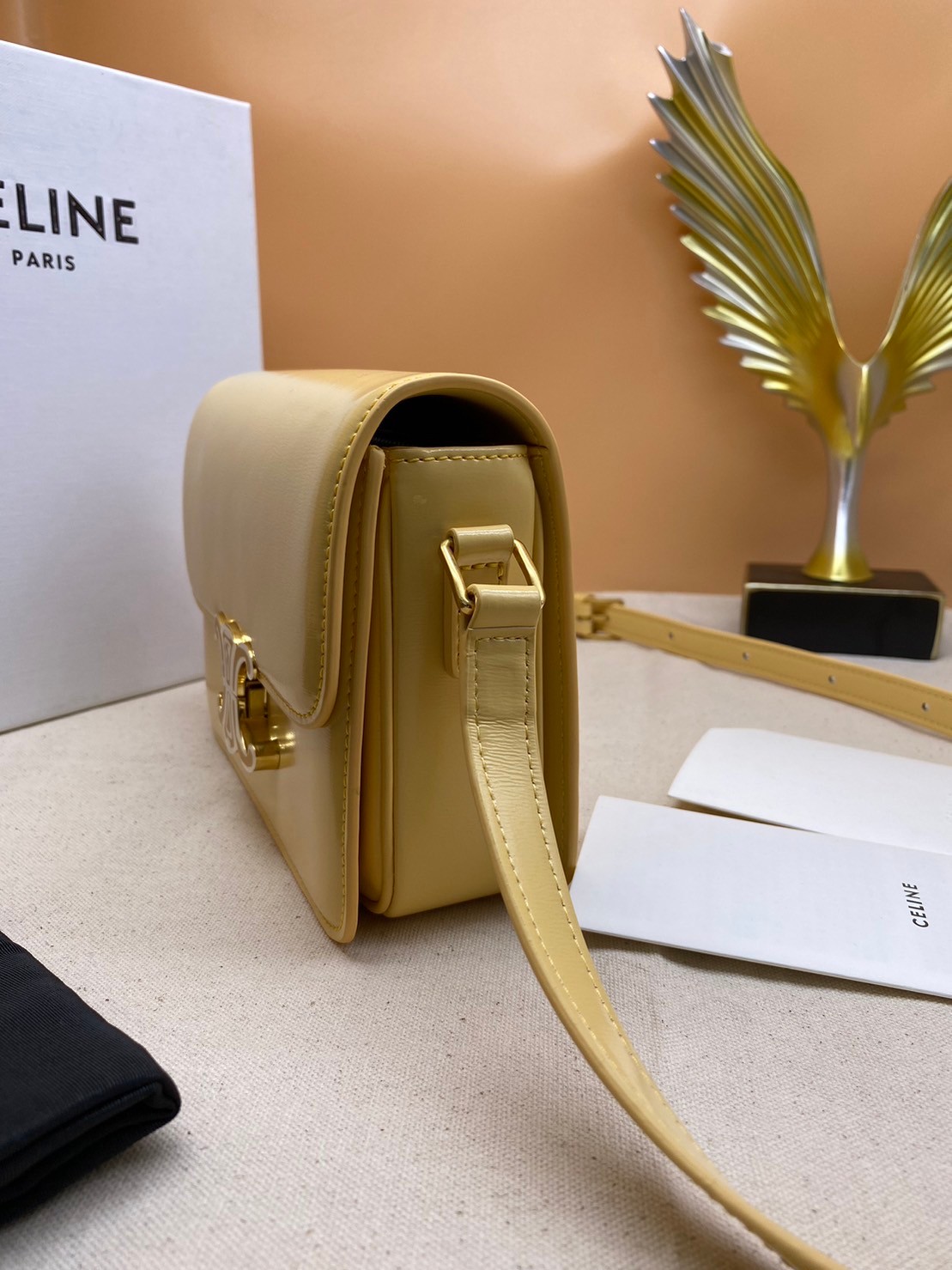 TEEN 18cm : CELINE TEEN TRIOMPHE BAG IN SHINY CALFSKIN / Celine Triomphe Bag / Celine Bag พร้อมส่ง 7 สี เกรดออริ 1:1 กระเป๋าแบรนด์หรูที่ควรมีแห่งปี รูปทรงสี่เหลี่ยมรุ่นฮอตฮิตของเหล่าดาราและเซเลบทั้งหลาย ดีไซต์เรียบหรู