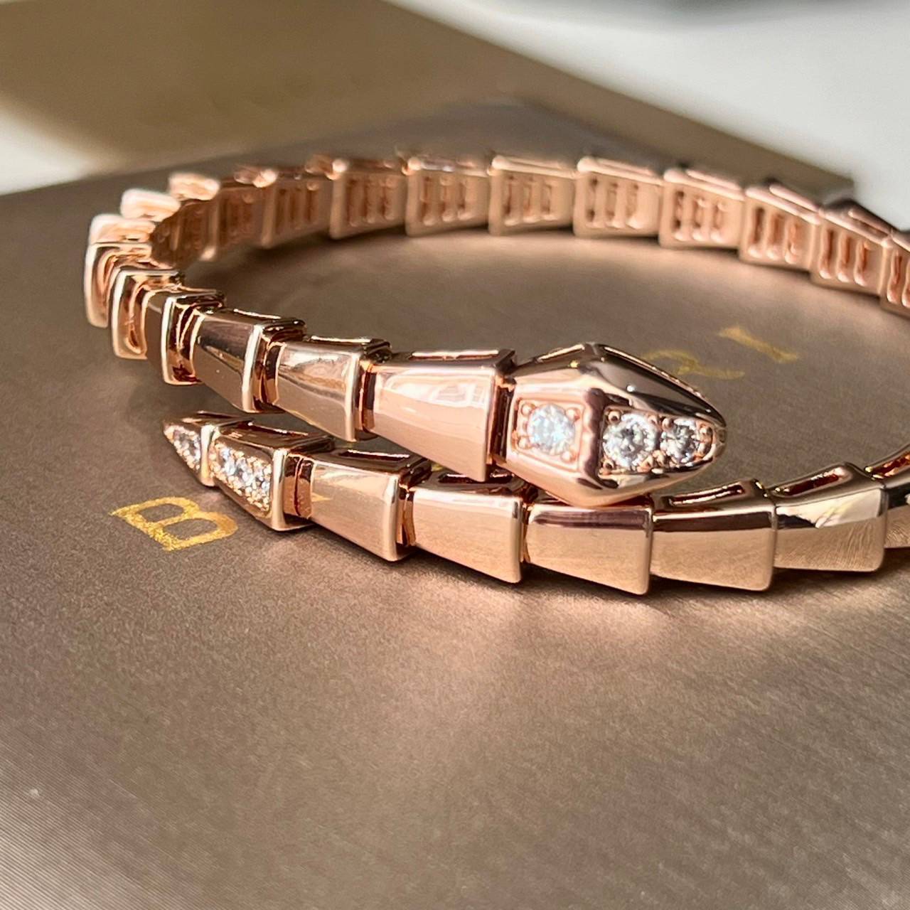 เกรดเทพ ORI | Bvlgari Bracelet 19-20cm คุณภาพงานประกวด เกรดดีสุดเอาใจสาวๆไปเลย โลหะเคลือบเงาสวยสมจริง ไม่ลอกไม่ดำ Full set box