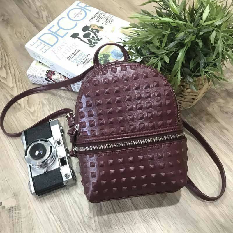ZARA EMBOSSED STUDS MINI BACKPACK กระเป๋าสะพายเป้รุ่นใหม่ล่าสุดแบบชนช็อป ขนาดมินิน่ารัก วัสดุหนังขึ้นลายกราฟฟิกสวยเก๋ดูมีดีเทล เปิดปิดด้วยซิปรอบ ด้านหน้ามี1ช่องซิป มีช่องแบ่ง2ช่องเป็นสัดส่วน ภายในมีโลโก้และช่องใส่ของ สายสะพายหนังปรับระดับได้ ตัวจริงสวยดูด