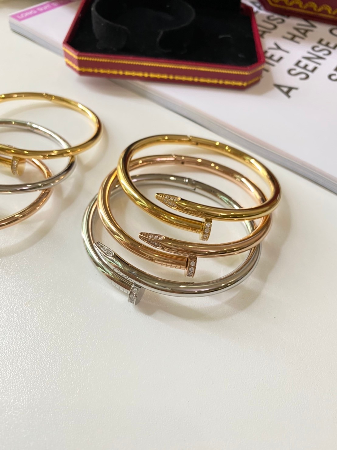 Cartier Bracelet / Cartier JUSTE UN CLOU กำไลคาเทียร์ตะปู รุ่นมีเพชร ภาพถ่ายจากงานจริง พร้อมกล่อง วัสดุโลหะเคลือบขึ้นเงาตามรูป ใช้งานต่างประเทศได้