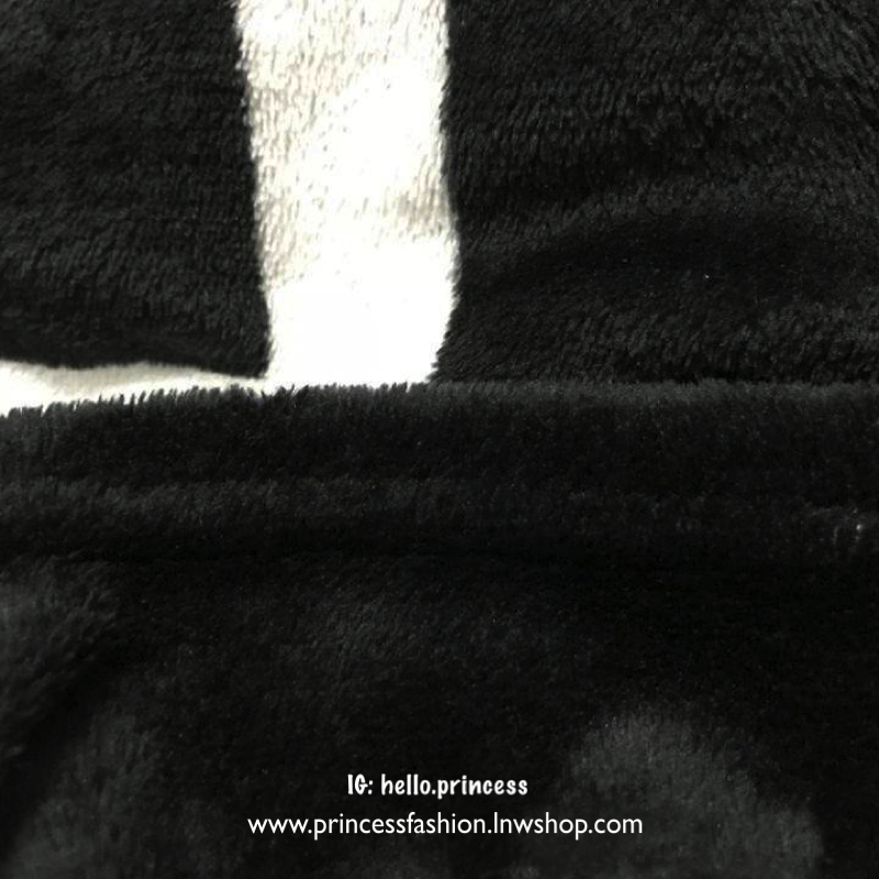 Chanel Blanket ต้อนรับหน้าหนาวนี้!!! กับผ้าห่ม Chanel ขนาดพกพา เนื้อผ้าขนสำลีหนานุ่ม ทูโทนขาวดำคลาสสิก ทรงสี่เหลี่ยมผืนผ้า เนื้อผ้านิ่ม ใช้เป็นผ้าห่มหรือผ้าคลุมเตียง คลุมเบาะก็ได้ค่ะ รีบจับจองกันเลยนะคะ