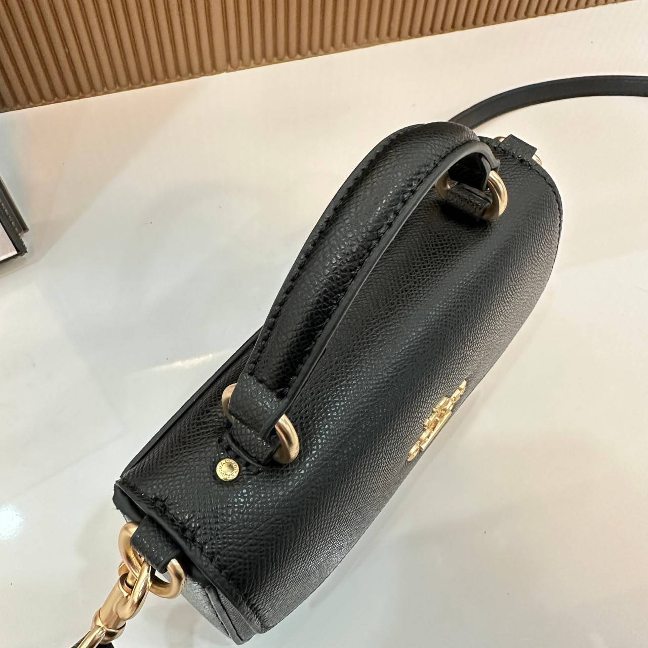 Coach Mini Josie Top Handle Crossbody In Blocked Signature Canvas (cc340) ใหม่ล่าสุด กระเป๋าสะพายหรือถือใบเล็กกระทัดรัด วัสดุหนังตัดขอบหนังแท้ ภายในช่องโล่งกว้างสามารถใส่โทรศัพท์ iPhonePro max ได้ มีช่องใส่บัตรเครดิต 2 ช่อง เปิดปิดด้วนกระดุมแป๊ก ซับในผ้า 