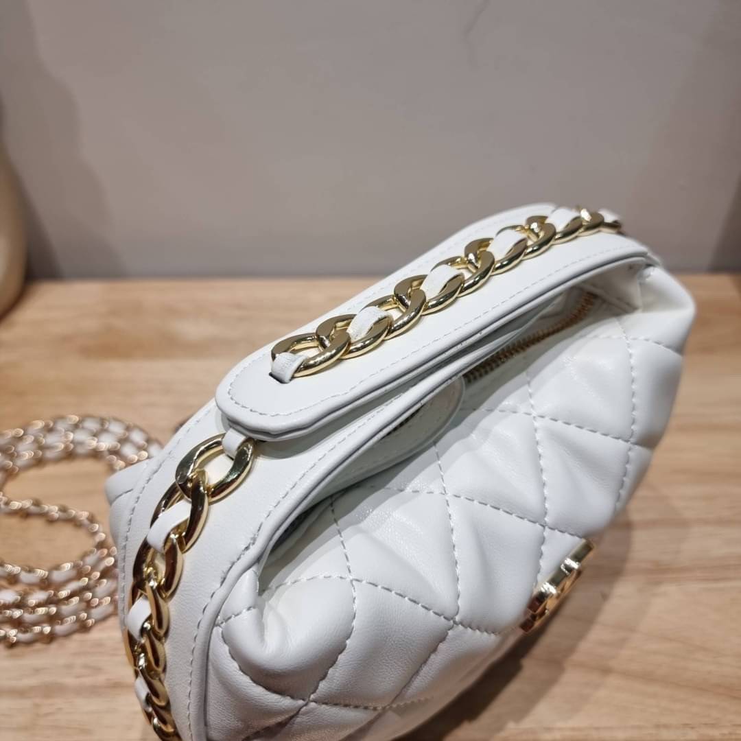 Chanel Pouch Hot item 2023 กระเป๋าสะพายกึ่งพอช ใบเล็กน่ารักน่าใช้ ถือไปไหนก็อัพลุคปัง วัสดุหนังแกะ สัมผัสนิ่มมือ หูจับในตัว ปรับได้อีกเล็กน้อย มาพร้อมสายสะพายโซ่