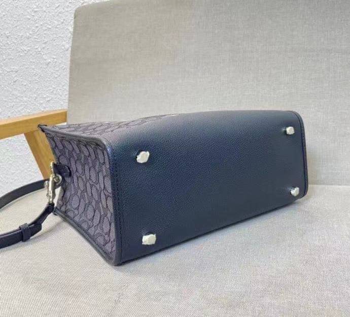 พร้อมส่ง 4ลาย 🌈ไม่มีในช๊อปไทยจร้าา😘 COACH DEMPSEY CARRYALL IN SIGNATURE JACQUARD WITH STRIPE AND COACH PATCH (C2826,C1527,C4113) พร้อมส่งความสวย! คุณภาพจัดเต็มค่ะ กระเป๋าทรงTote วัสดุ Jackquard+หนังแท้ ได้ลงตัวสวยงาม ด้านหน้ามีโลโก้แบรนด์ว