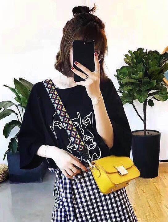 Don't Miss! Best Seller! ZARA CROSSBODY WITH 2STRAPS กระเป๋าถือหรือสะพายทรงคลัชรุ่นยอดนิยมวัสดุหนัง Saffiano อยู่ทรงสวยหรูสไตล์ PRADA แข็งแรงทนทาน ดีไซน์เก๋ไม่ซ้ำใคร เปิดปิดด้วยตัวล๊อคเอกลักษณ์ของ ZARA ภายในมีโลโก้ สามารถใส่มือถือ iphone7+ ได้ โดดเด่