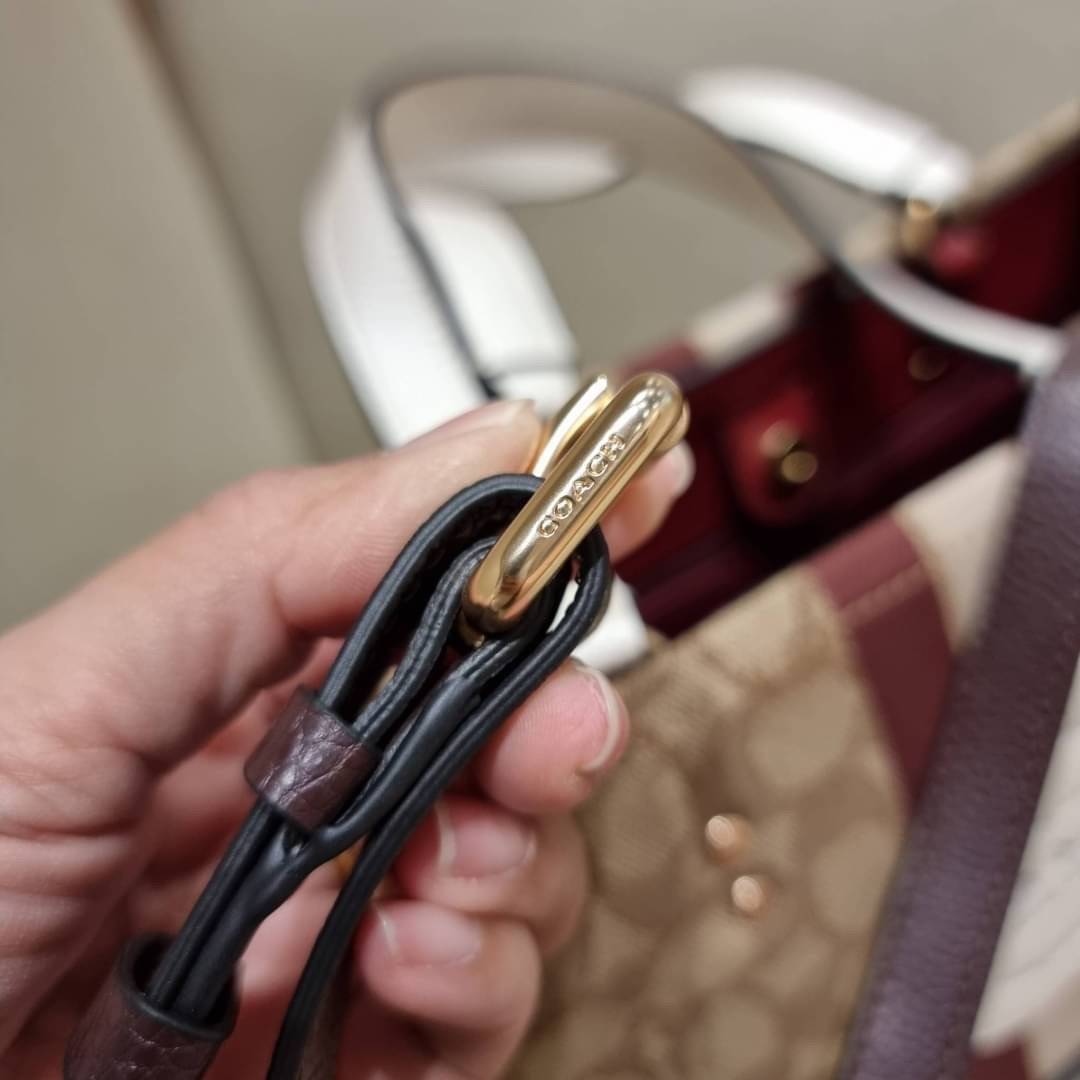ใบใหญ่ COACH C8407 DEMPSEY CARRYALL IN SIGNATURE JACQUARD WITH STRIPE AND COACH PATCH ใบใหญ่ จุใจ คอลเลคชั่นใหม่ สีที่สาวๆรอคอย สวยคม ละมุนและมีความหรูในตัว กับกระเป๋าทรงโท้ท ไซส์ใหญ่ที่สามารถจุของได้แบบไม่ต้องกังวล ฟังก์ชั่นการใช้งานสะดวกที่สุด มีทั้งสาย