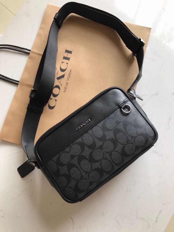COACH GRAHAM CROSSBODY IN SIGNATURE CANVAS (COACH C4149) กระเป๋าครอสบอดี้รุ่นยอดฮิตสำหรับหนุ่มๆ ที่สาวๆก็ใช้ได้!! รูปทรงดีไซน์คลาสสิค ใช้งานสะดวก วัสดุหนังแคนวาสเคลือบลาย เปิด-ปิดด้วยซิป ภายในเป็นช่องโล่ง ใส่ของสำคัญได้ครบ สายสะพายปรับได้ตามตัว มีมาให้ช้อ