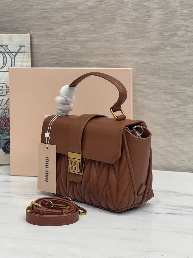 MIU MIU Matelesse Leather Crossbody bag กระเป๋าถือทรงมินิโท้ท พร้อมหูจับใช้งานง่าย และสายสะพายสุดชิค ปรับใช้ได้ตามสไตล์ความชอบได้เลย ดีไซน์เพิ่มดีเทล ด้วยการเดินด้ายเป็นเอกลักษณ์