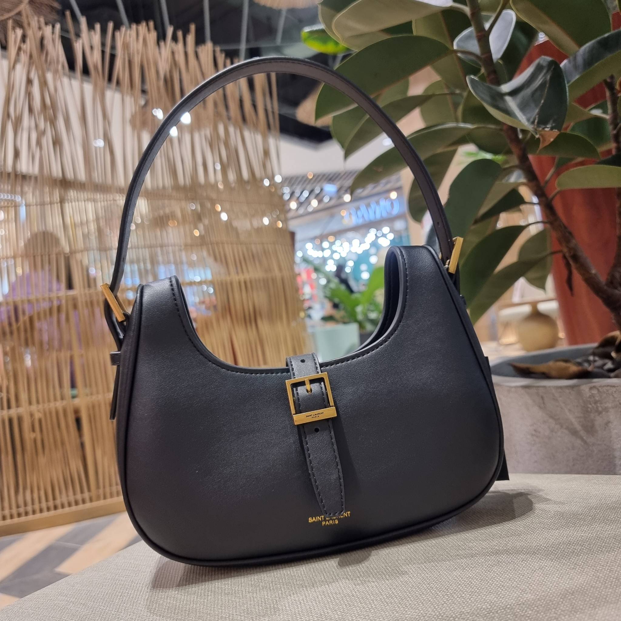 Yves Saint laurent le fermoir hobo bag in shiny leather / YSL hobo bag กระเป๋าสะพายไหล่ ดีเทลหรู สวยครบทุกมุม ตอบโจทย์สาวๆทุกไลฟ์สไตล์ เพราะใช้งานได้ง่ายและสะดวก vip พรีเมี่ยมกิ๊ฟจาก dytyfree วัสดุหนังวัวแท้เต็มใบ สัมผัสดีงามมากๆ น้ำหนักเบา ดูแพงที่สุด ปา