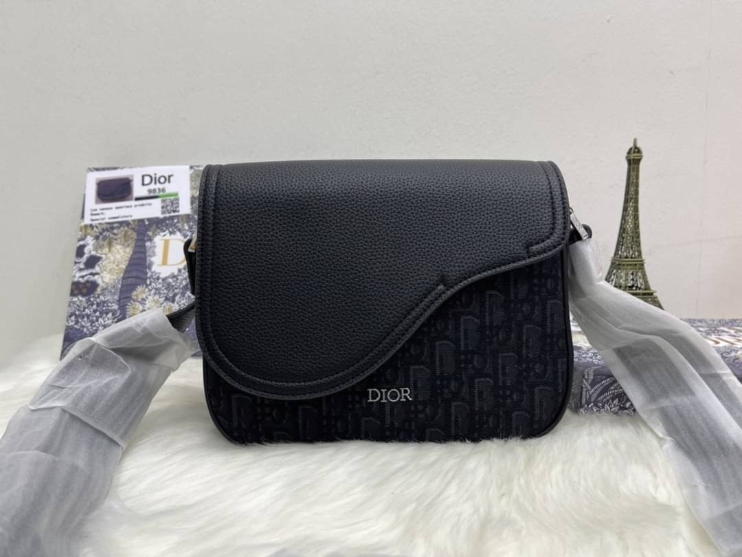 DIOR MINI SADDLE MESSENGER BAG รุ่นที่หนุ่มๆตามหา รุ่นหายาก!! ล็อทนี้ราคาดีมากค่ะ กระเป๋าสะพายลุคผู้ดี สีสวยคมคลาสสิก ดีไซน์เรียบหรู แนะนำใบนี้เป็น everyday bag รับรองตอบโจทย์ทุกลุค ทุกสไตล์แน่นอนจ้า